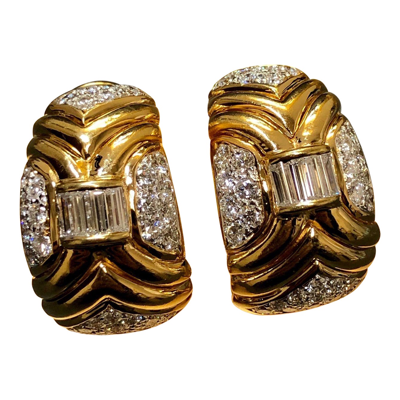 Nachlass Italienische 18K Große Baguette-Diamant Huggie-Ohrringe 4,50cttw
