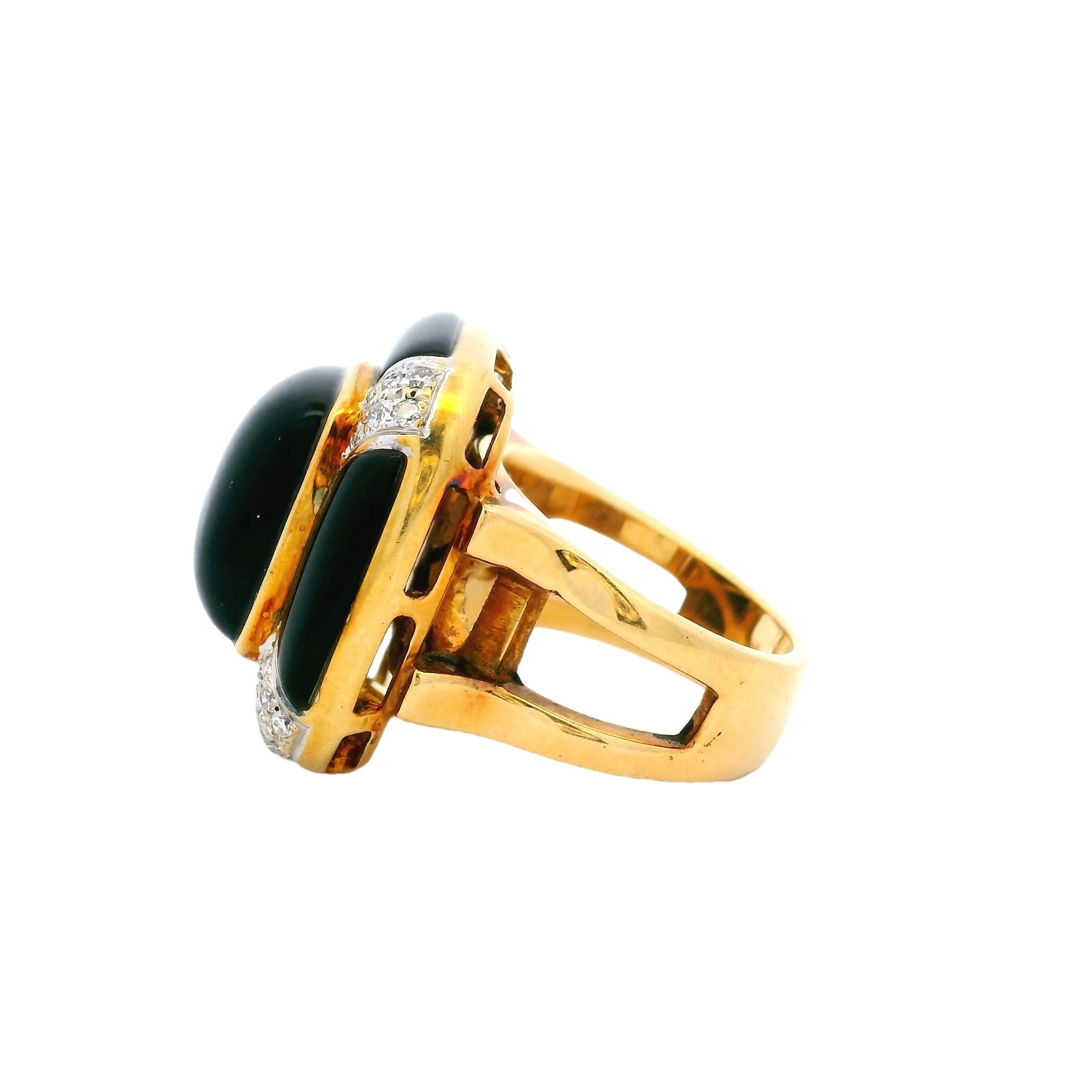 Anillo italiano de oro amarillo de 18 quilates con ónice y diamantes, circa años 80 Art Decó en venta