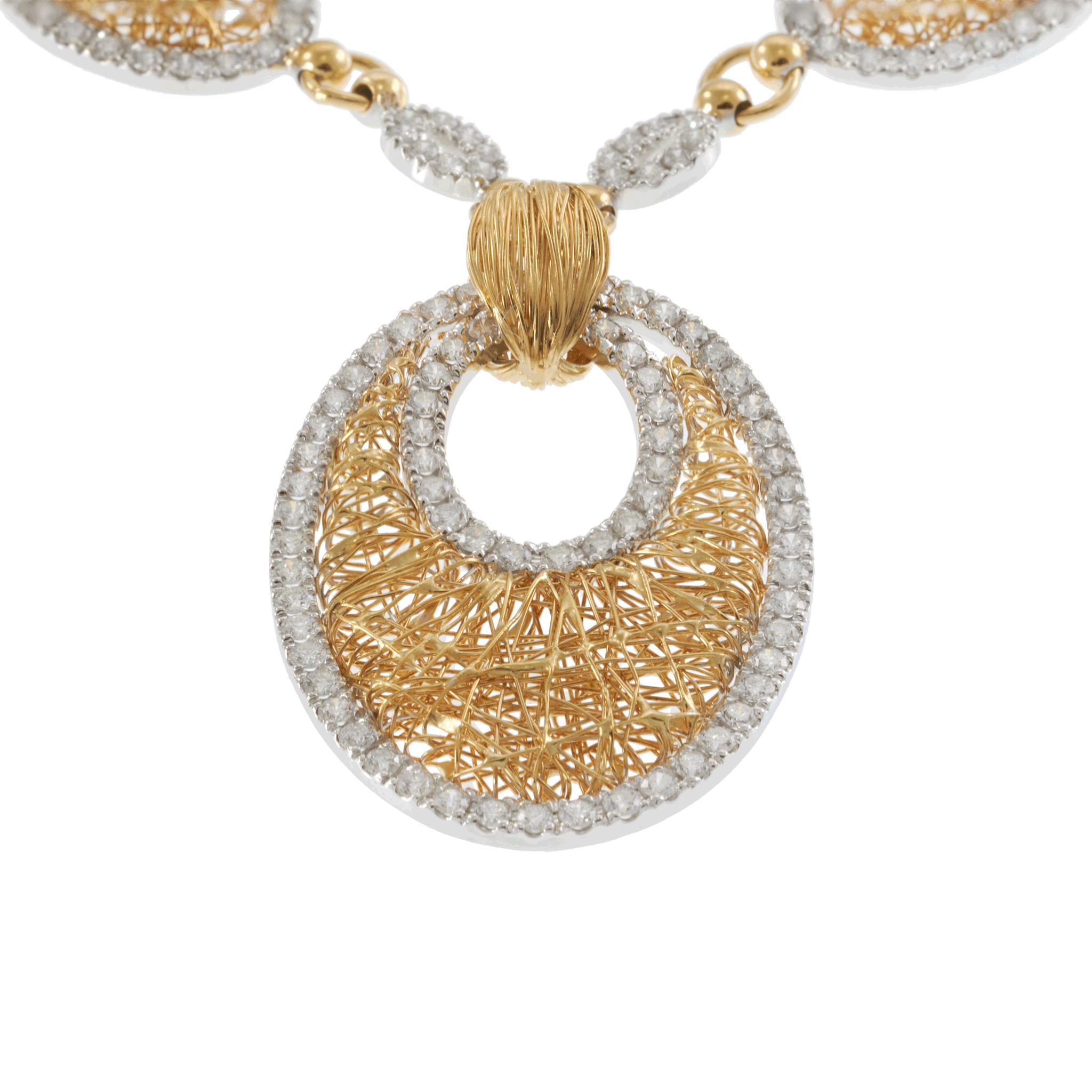 Eine außergewöhnliche, in Italien gefertigte Halskette aus luxuriösem 18-karätigem Gelbgold mit einem feinmaschigen Golddesign, das sich anmutig um den Hals legt. Das Schmuckstück ist mit 3,00CT-TW Diamanten im Rundschliff (F-VS) besetzt, die als