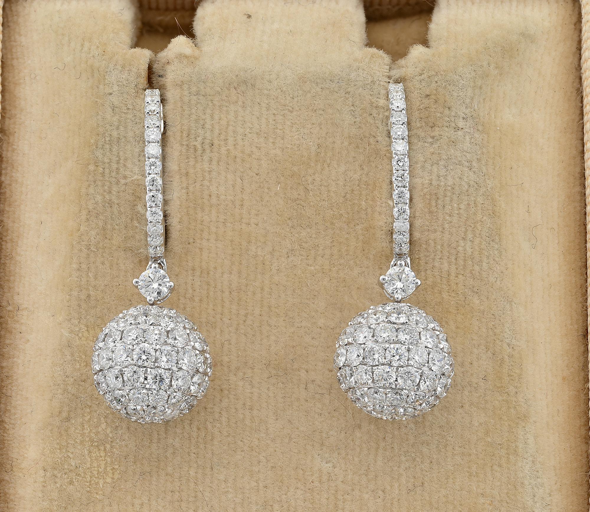 Estate enchanting pair of swing drop earrings in a charming style to fit any occasion
Entirely made of solid 18 KT white gold, bearing Italian assay and maker marks
They consist in a top hoop connecting to a dangling section swinging to emanate