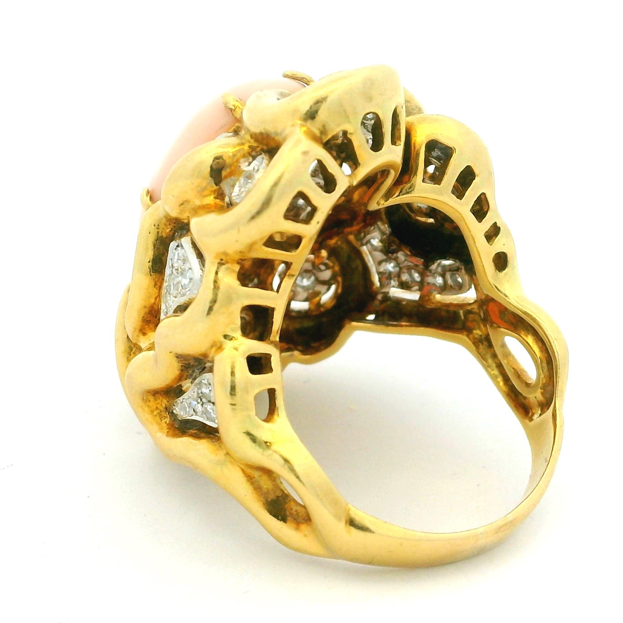 Anello di proprietà in oro giallo 18 carati con corallo pelle d'angelo e diamanti, misura 9 in vendita 4