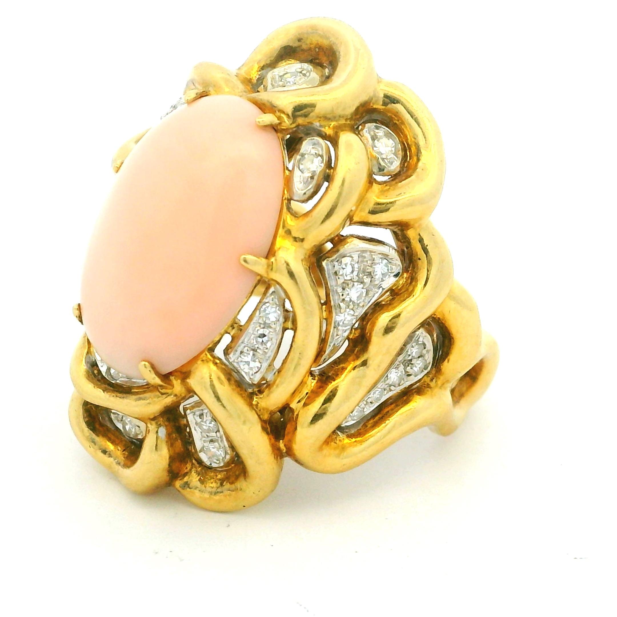 Anello di proprietà in oro giallo 18 carati con corallo pelle d'angelo e diamanti, misura 9 in vendita 6