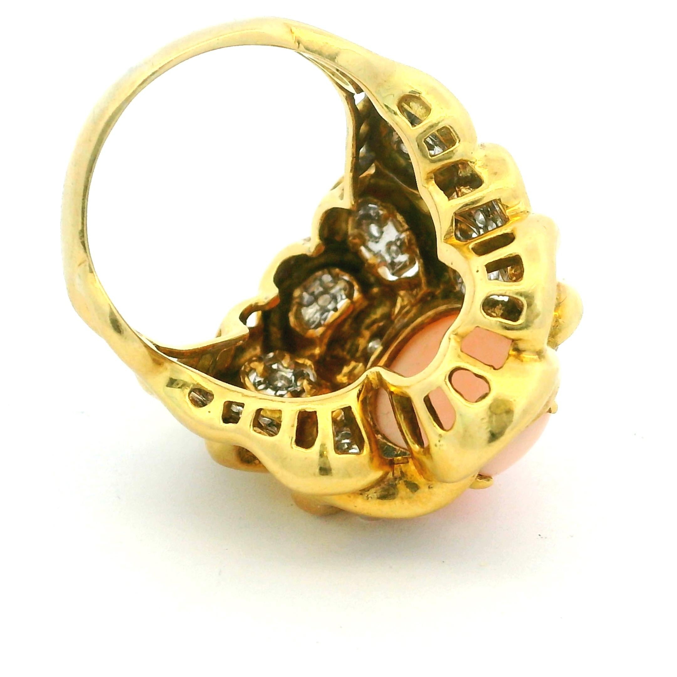 Anello di proprietà in oro giallo 18 carati con corallo pelle d'angelo e diamanti, misura 9 in vendita 7