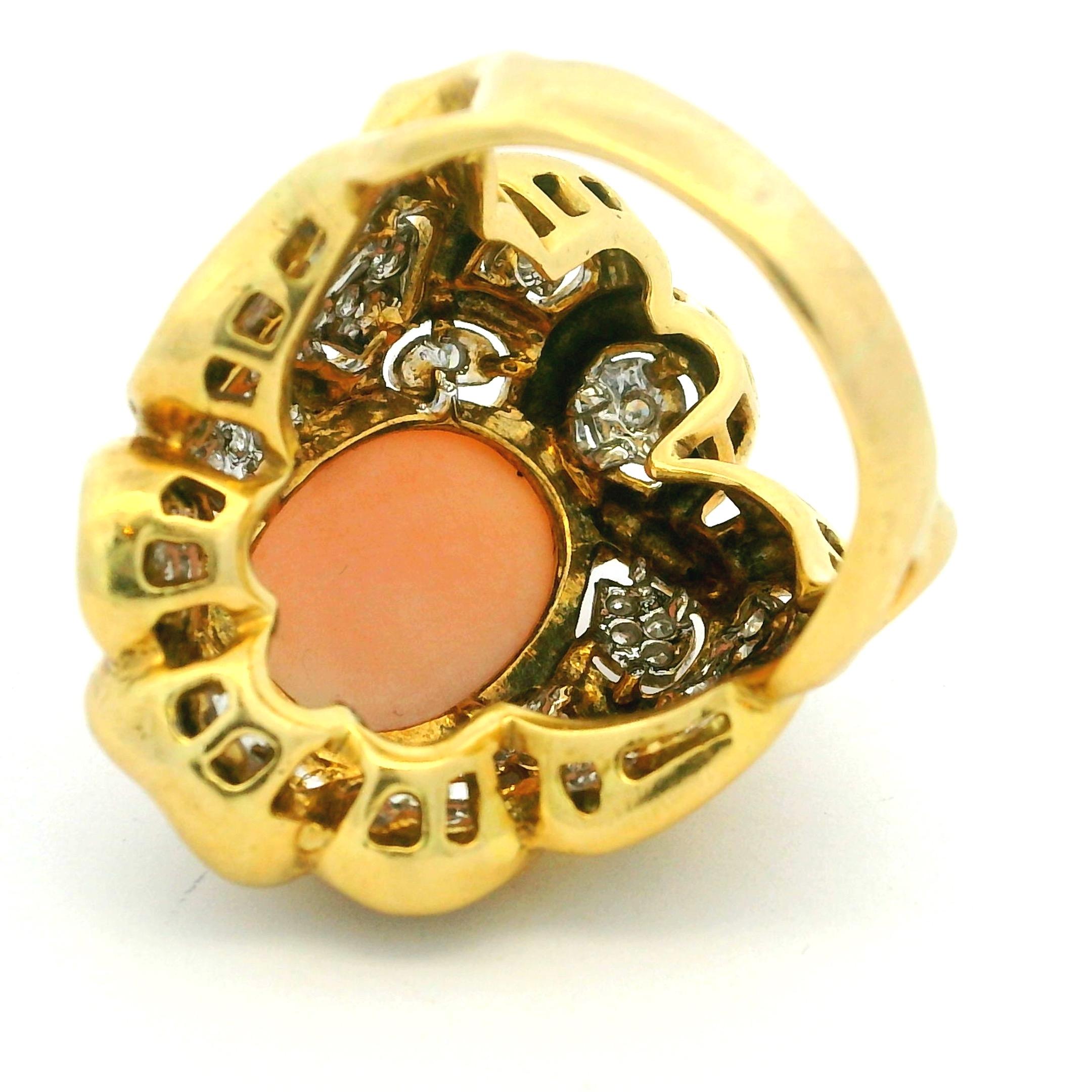 Anello di proprietà in oro giallo 18 carati con corallo pelle d'angelo e diamanti, misura 9 in vendita 9