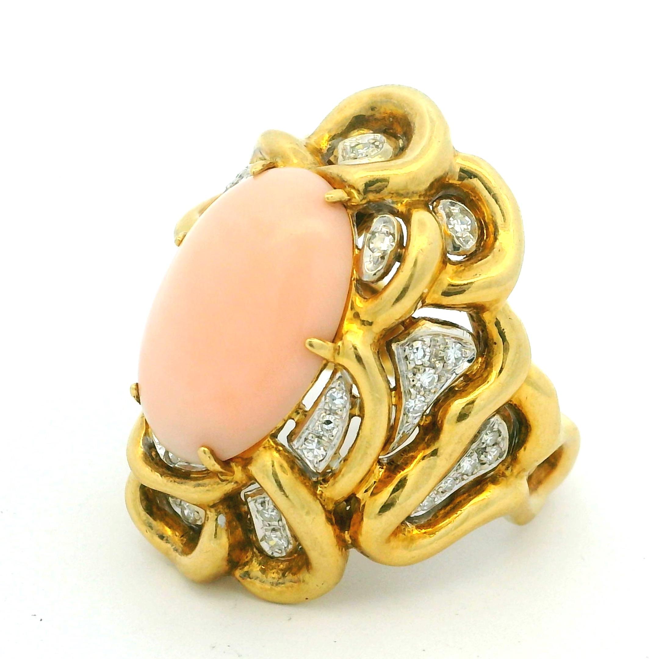 Modernista Anello di proprietà in oro giallo 18 carati con corallo pelle d'angelo e diamanti, misura 9 in vendita