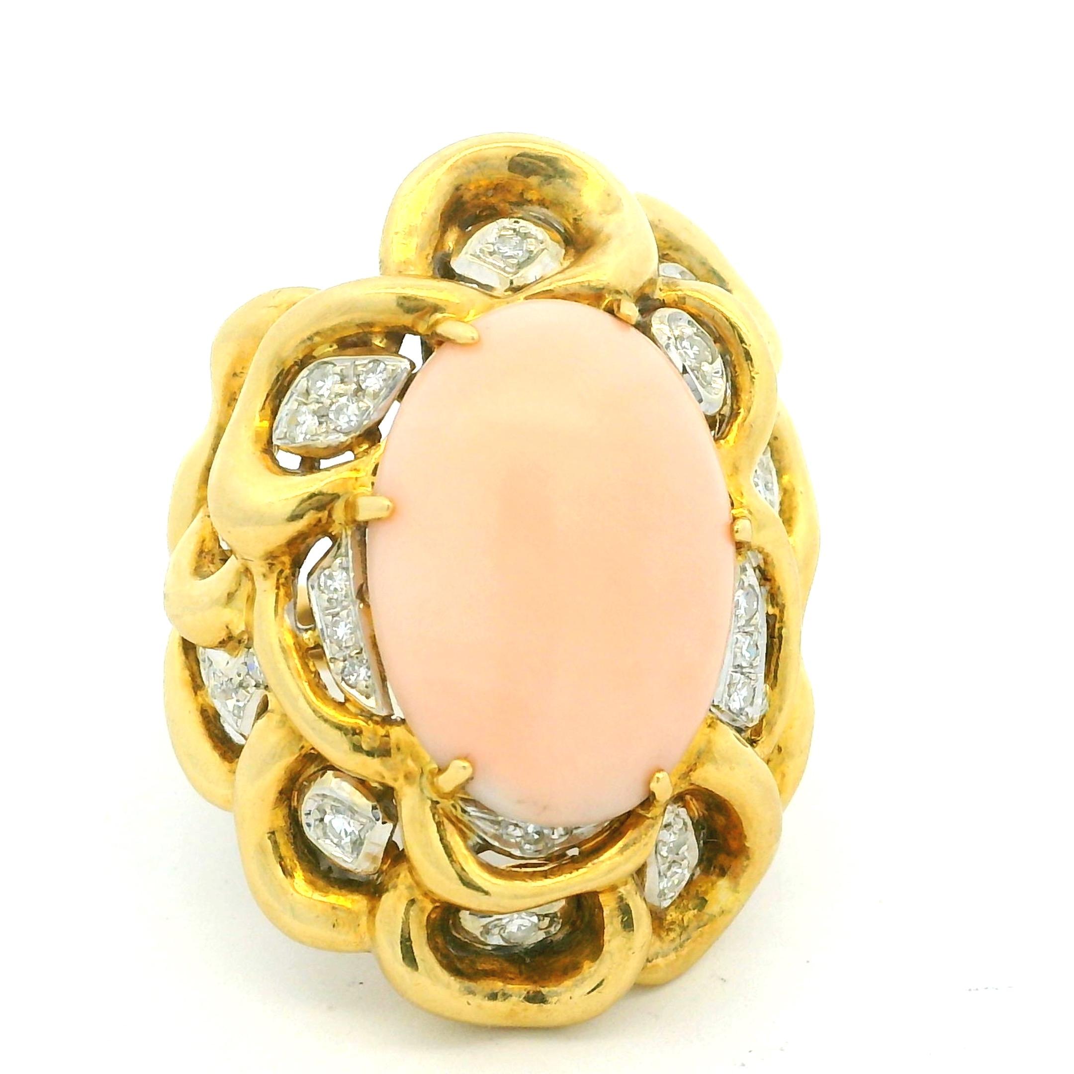 Cabochon Anello di proprietà in oro giallo 18 carati con corallo pelle d'angelo e diamanti, misura 9 in vendita