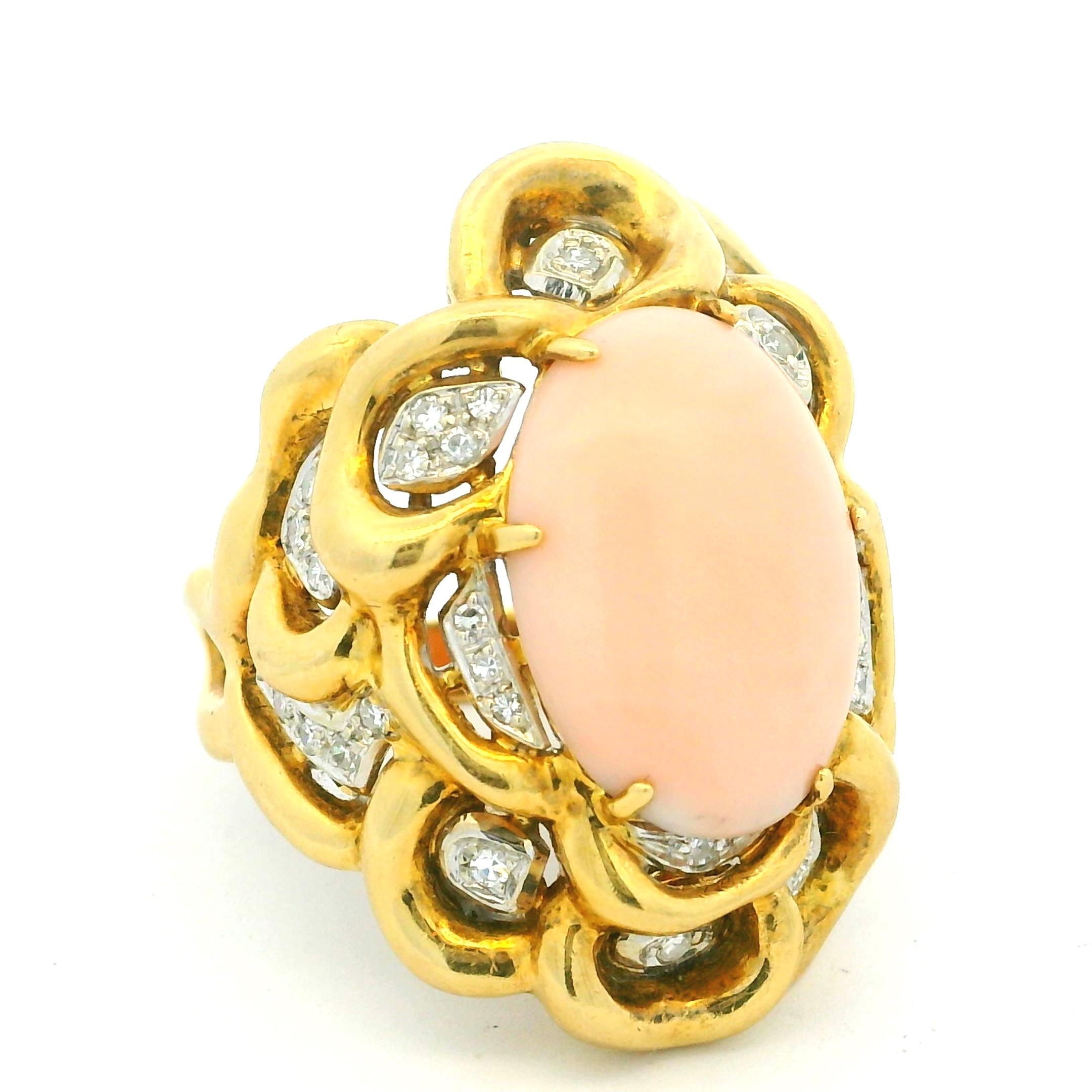 Anello di proprietà in oro giallo 18 carati con corallo pelle d'angelo e diamanti, misura 9 In condizioni ottime in vendita a Miami, FL