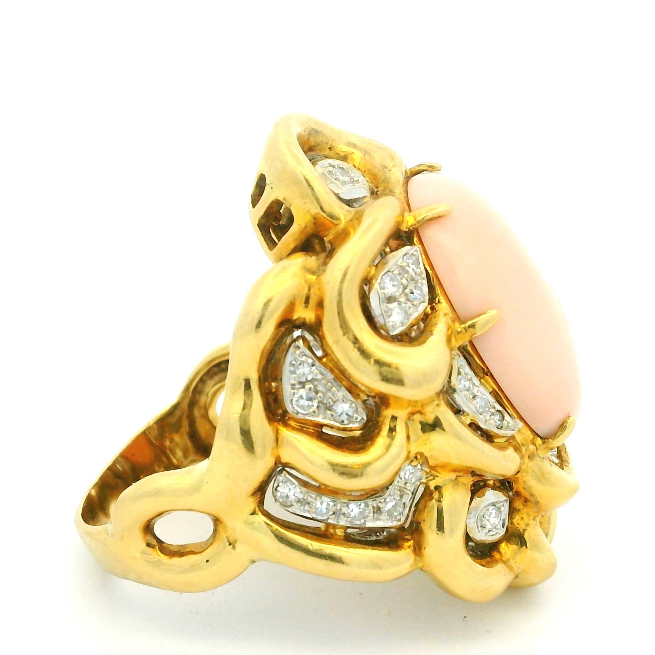 Anello di proprietà in oro giallo 18 carati con corallo pelle d'angelo e diamanti, misura 9 in vendita 1