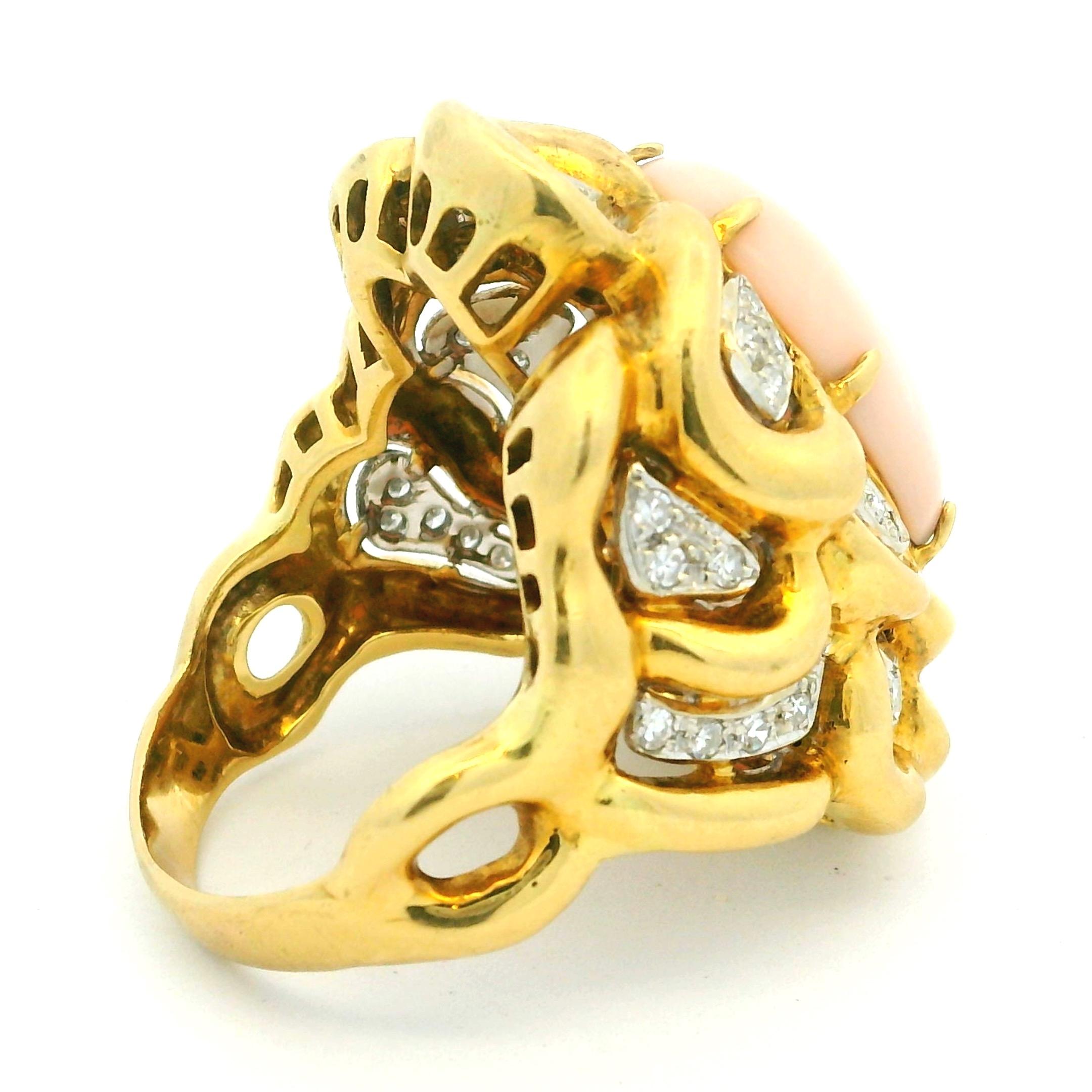 Anello di proprietà in oro giallo 18 carati con corallo pelle d'angelo e diamanti, misura 9 in vendita 2