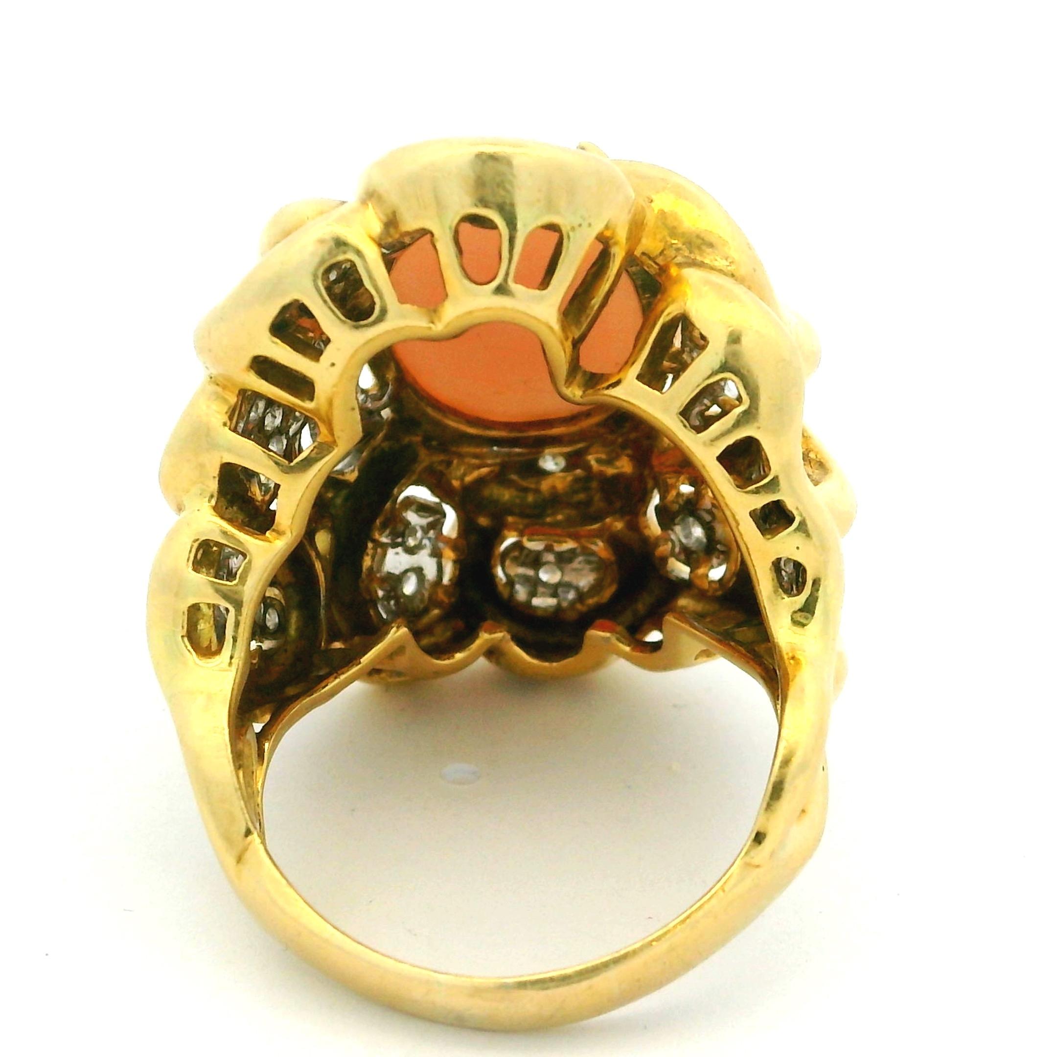 Anello di proprietà in oro giallo 18 carati con corallo pelle d'angelo e diamanti, misura 9 in vendita 3