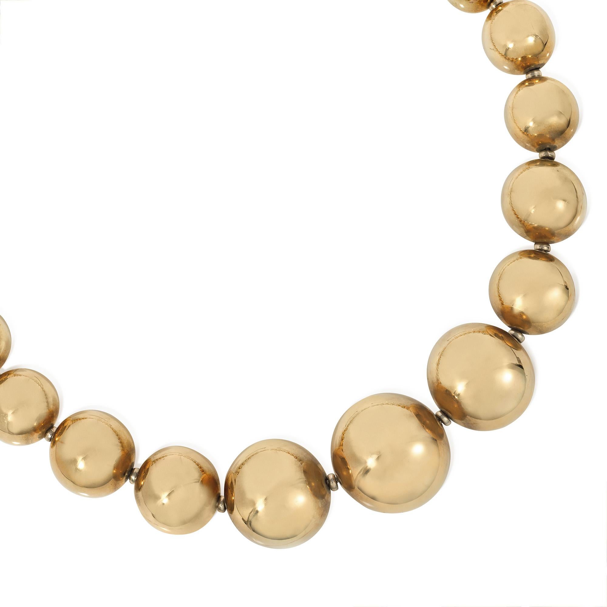 Collier en or composé de 23 perles d'or graduées allant de 10 mm à 24 mm, en argent sterling et 14k. Italie.

* Inclut une lettre d'authenticité à des fins d'assurance
* N'hésitez pas à demander des photos de détails spécifiques ou du collier sur un