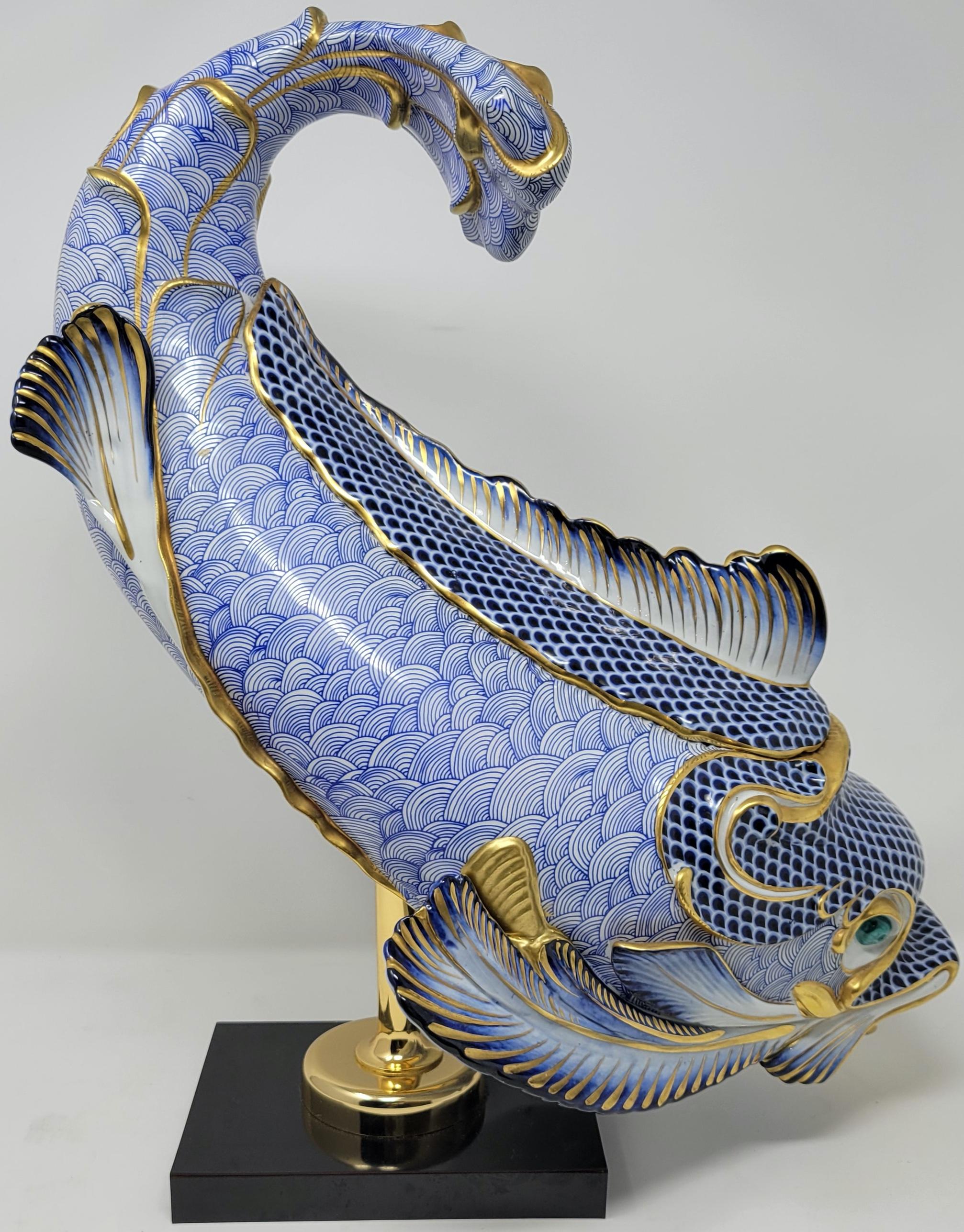Succession de dauphins italiens peints à la main en porcelaine bleu pervenche, or et blanc sur pied, conçus par 