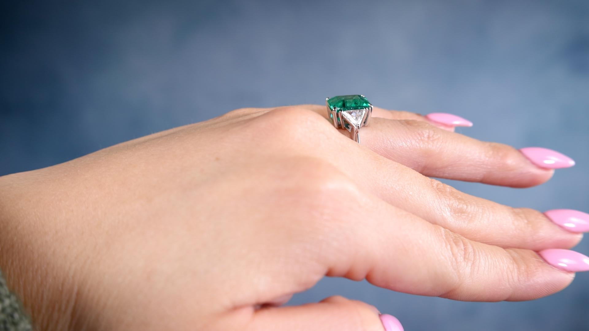 Estate Italian IGN 4.40 Carat Emerald Diamond 18k White Gold Ring In Excellent Condition In Beverly Hills, CA