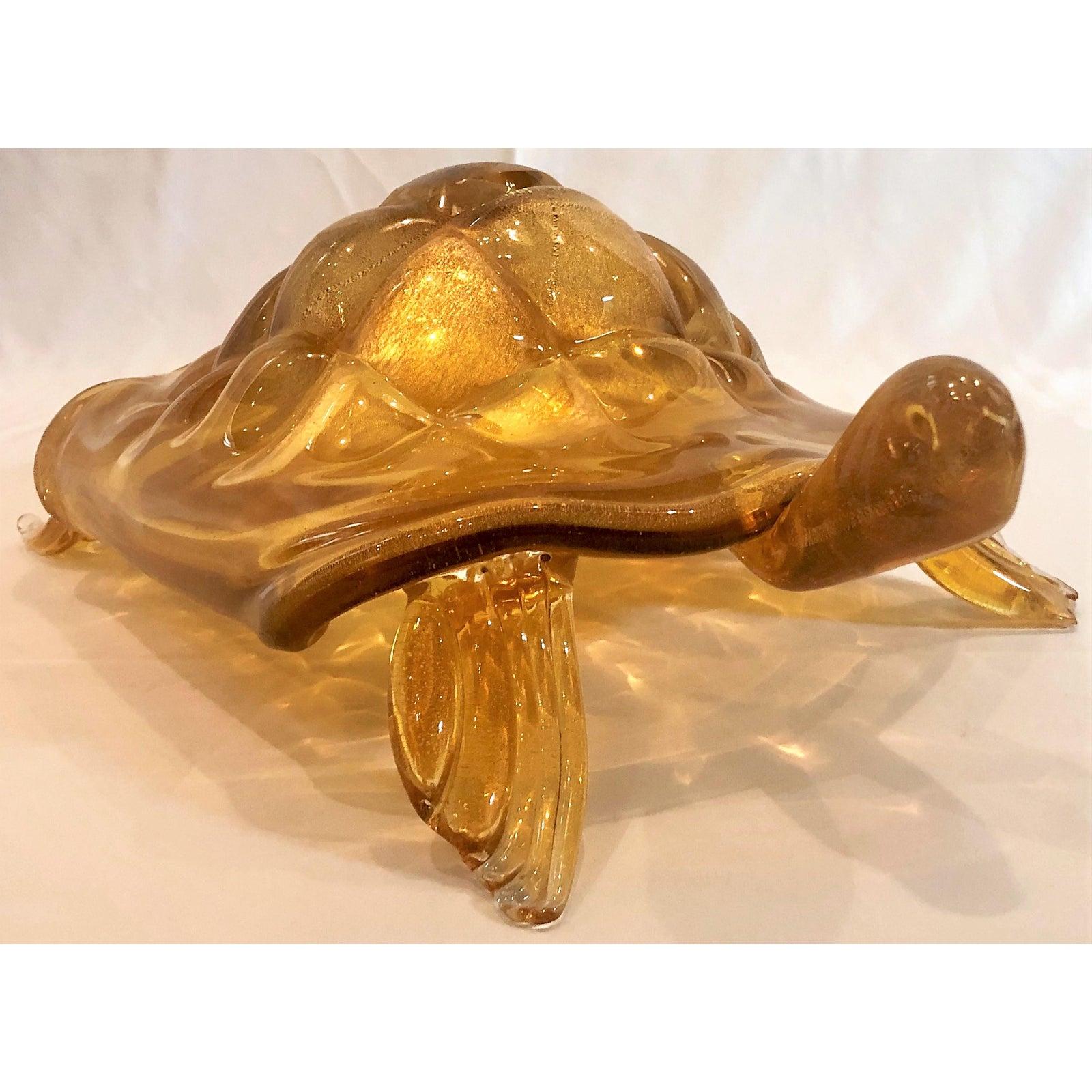 Succession de tortues en verre italien de Murano. Son expression fantaisiste et ses couleurs ravissantes vous feront sourire, vous et vos invités.