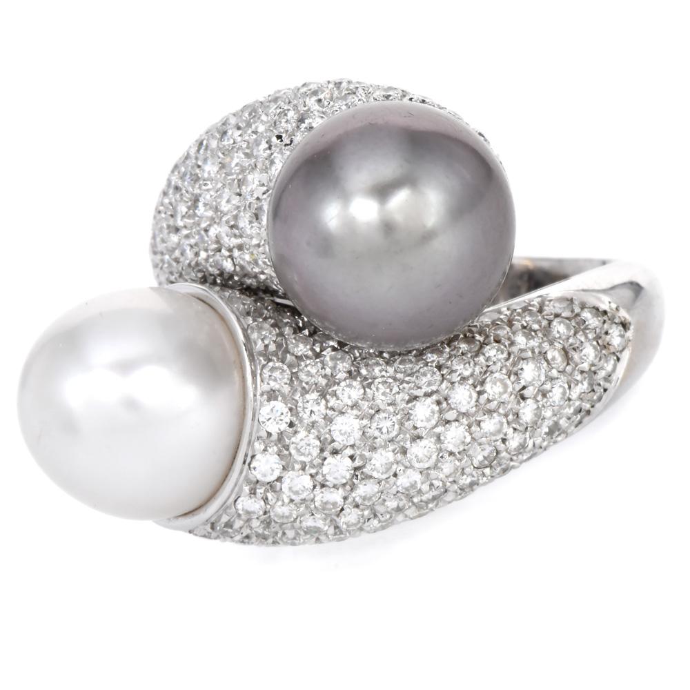 Faites-vous remarquer avec cette bague de cocktail contemporaine en or blanc 18 carats de style bypass, au motif Ying Yang captivant.

Il est orné de perles noires et blanches lustrées. Le style bypass crée une apparence dynamique et fluide, tandis
