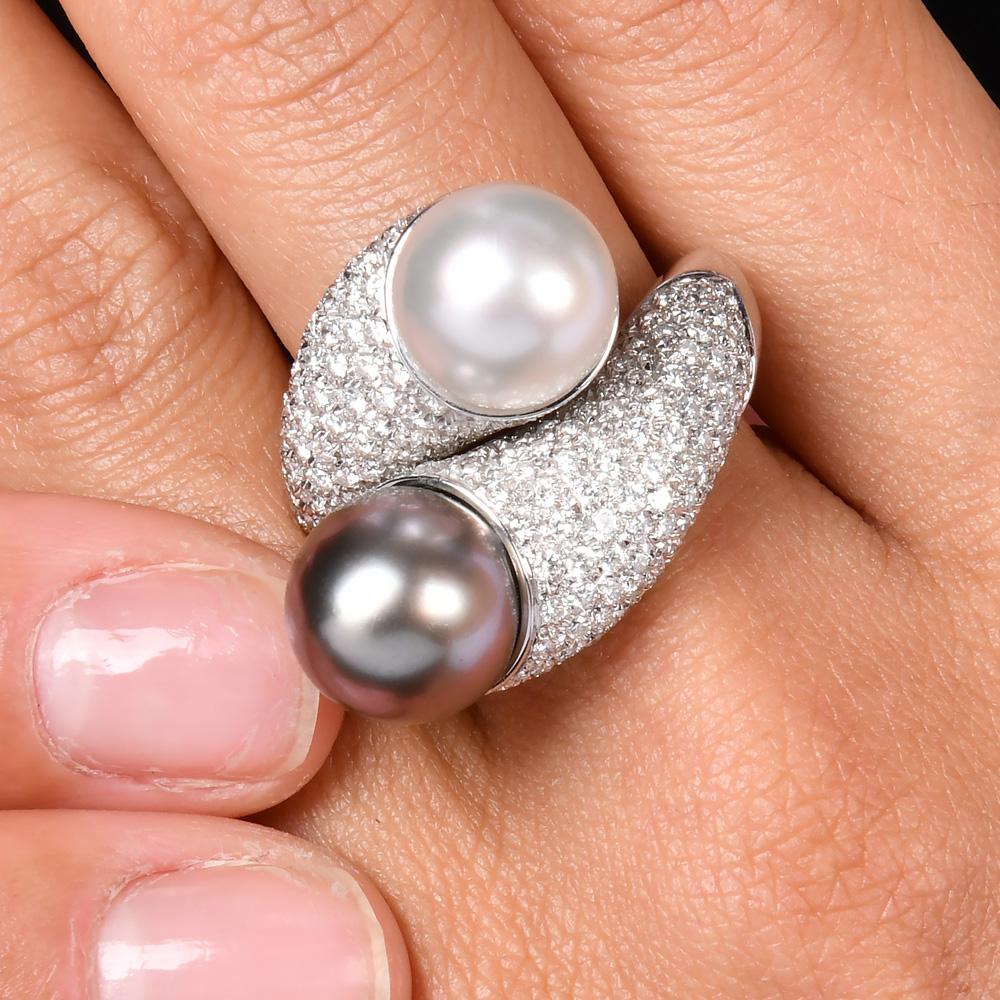 Taille ronde Bague cocktail YingYang bypass en or 18 carats avec perle italienne et diamants, ancienne propriété en vente