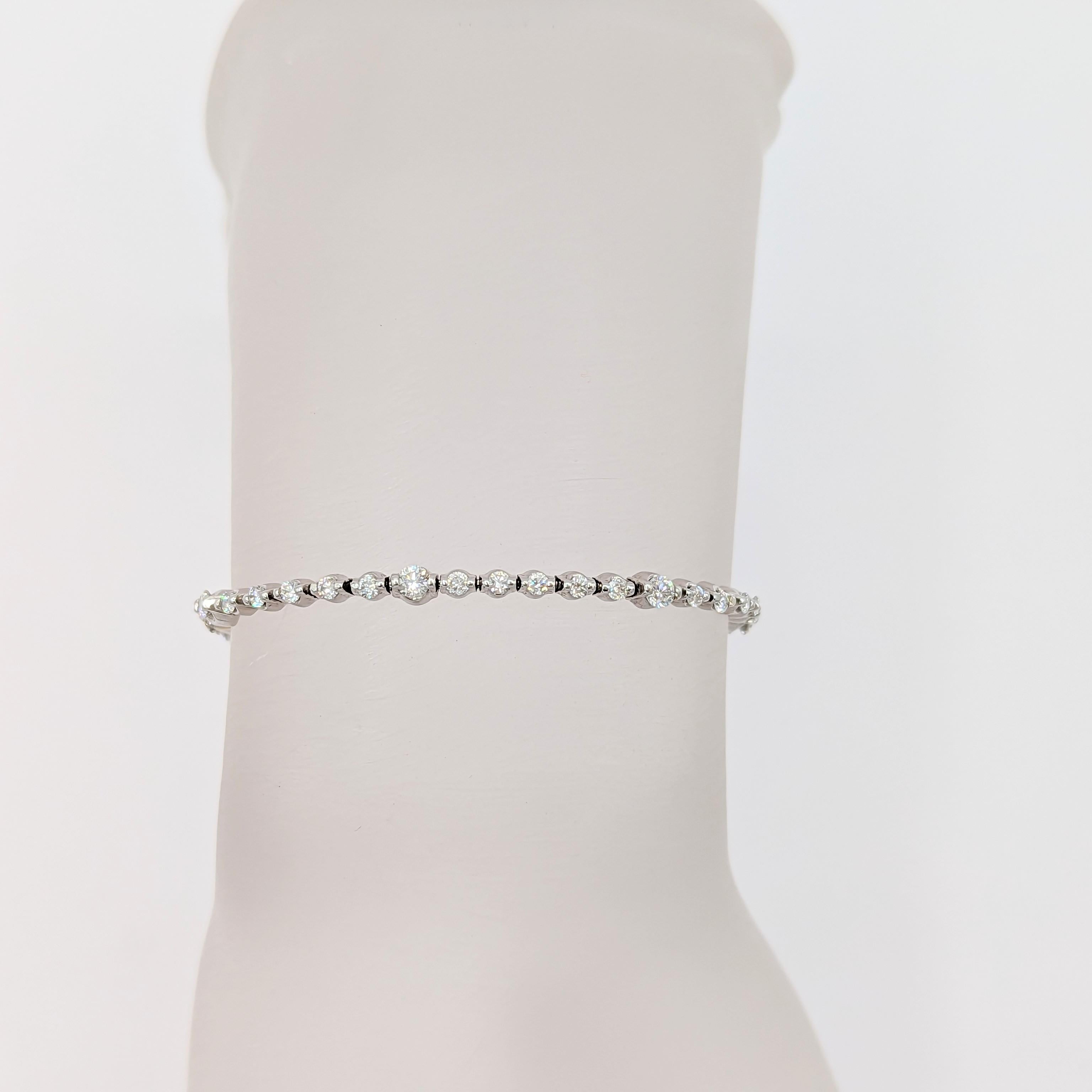 Wunderschöne 2.00 ct. weiße, helle, runde Diamanten von guter Qualität.  Handgefertigt aus 14k Weißgold.  Länge 7,25