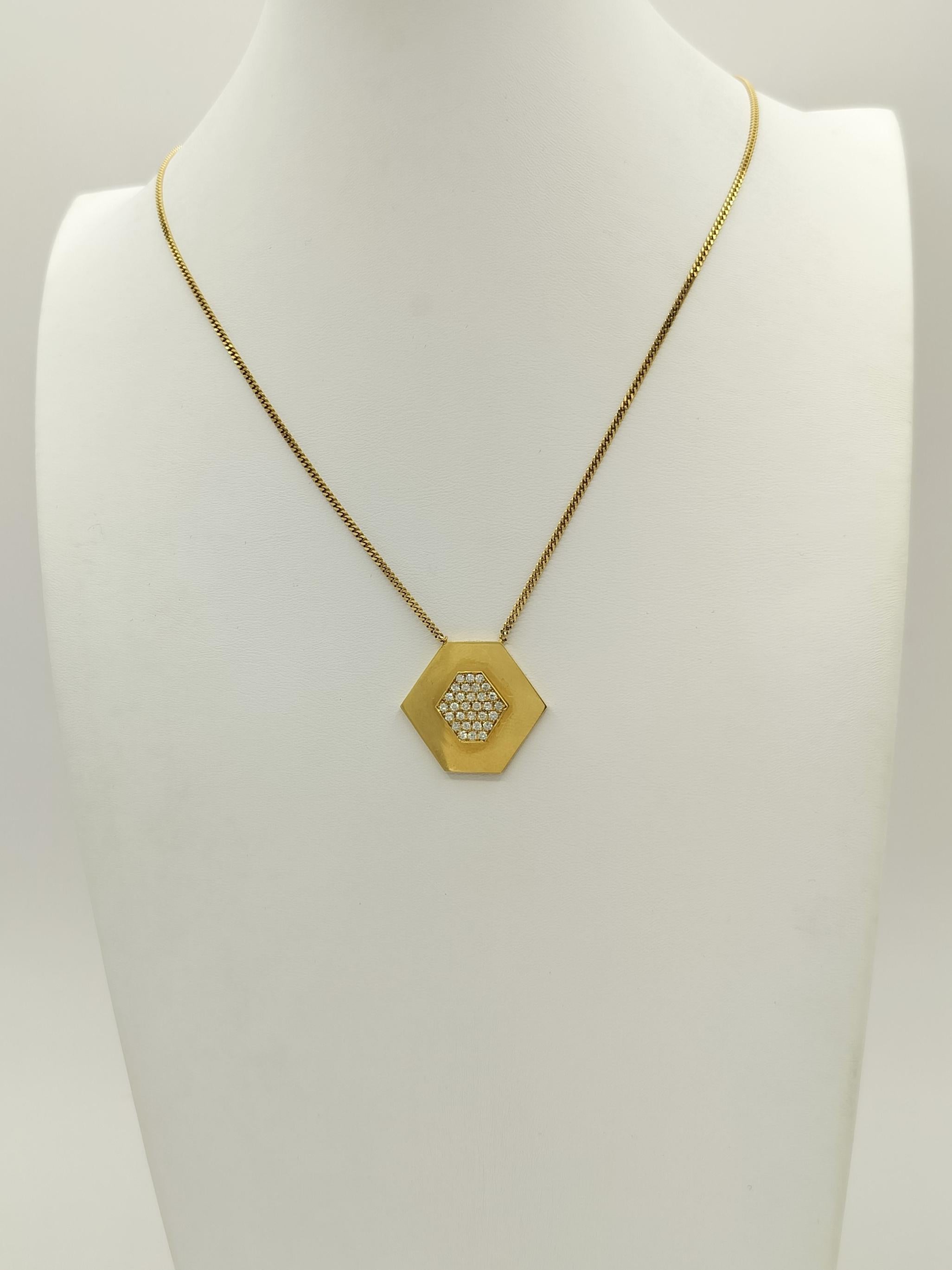 Estate Janis Savitt White Diamond Pendant Necklace in 18K Yellow Gold In Excellent Condition For Sale In Los Angeles, CA