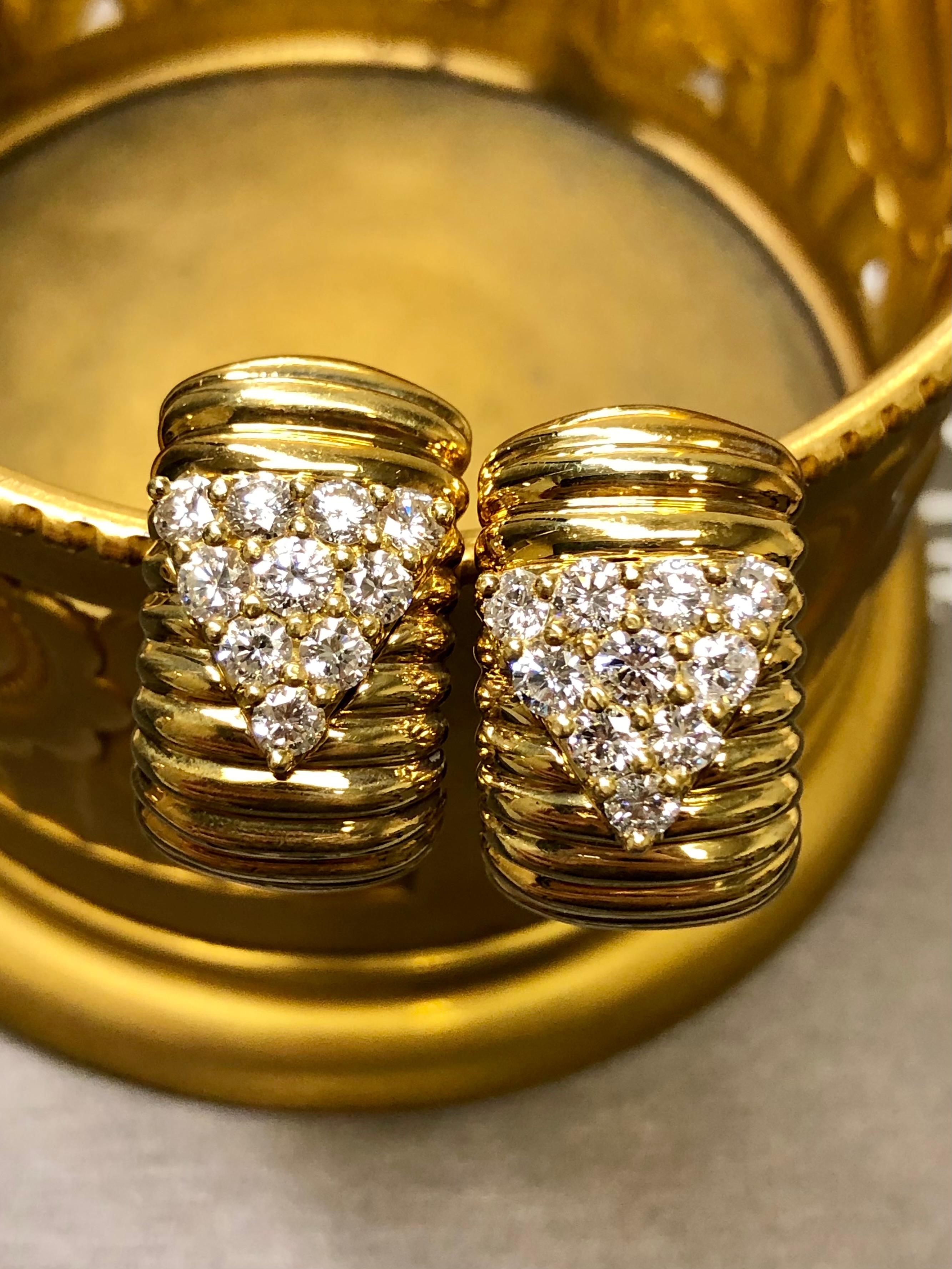 JOSE HESS Boucles d'oreilles Huggie festonnées larges diamants Omega dos 2,40 carats G Vs en vente 4