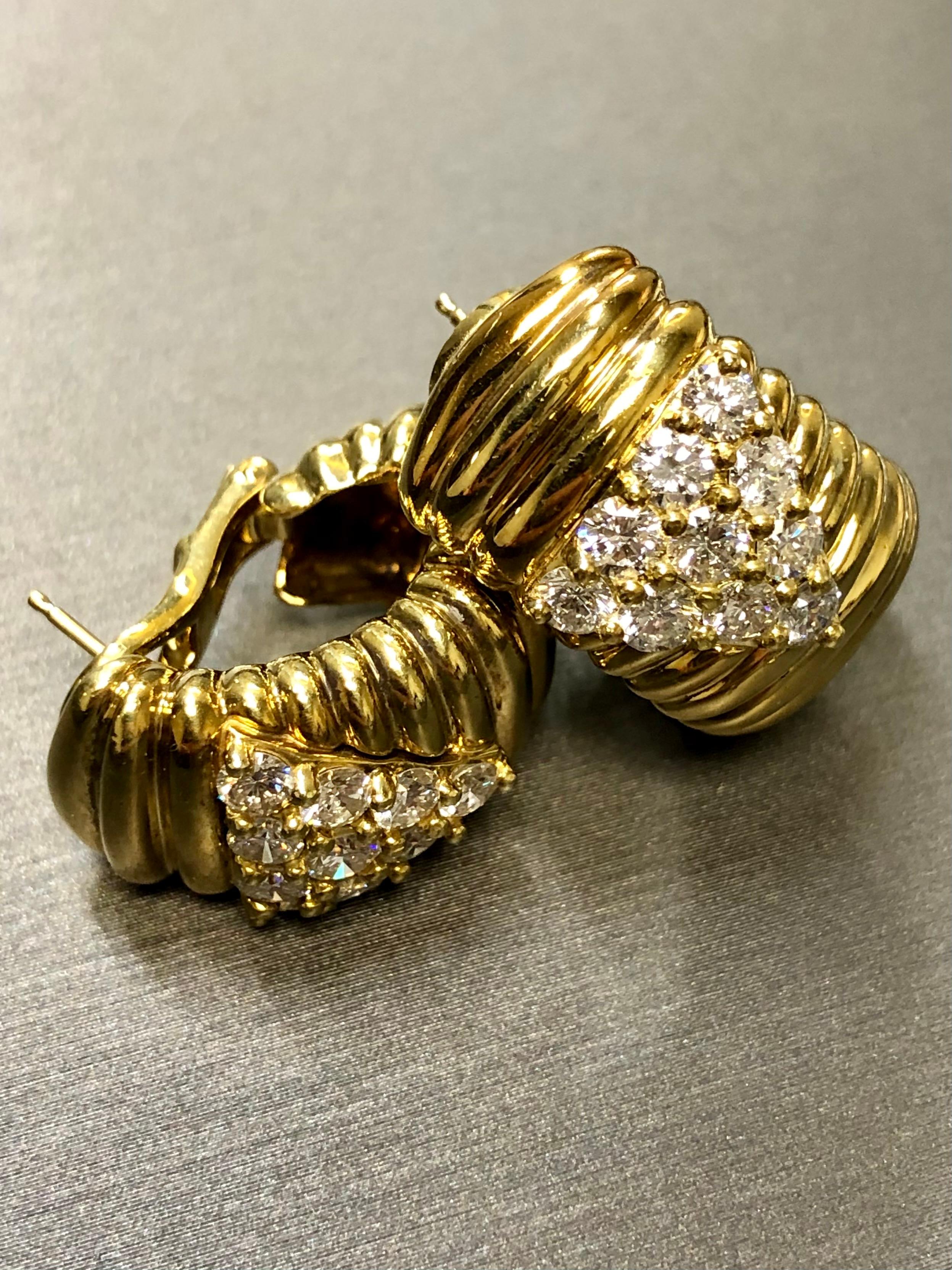 Contemporain JOSE HESS Boucles d'oreilles Huggie festonnées larges diamants Omega dos 2,40 carats G Vs en vente
