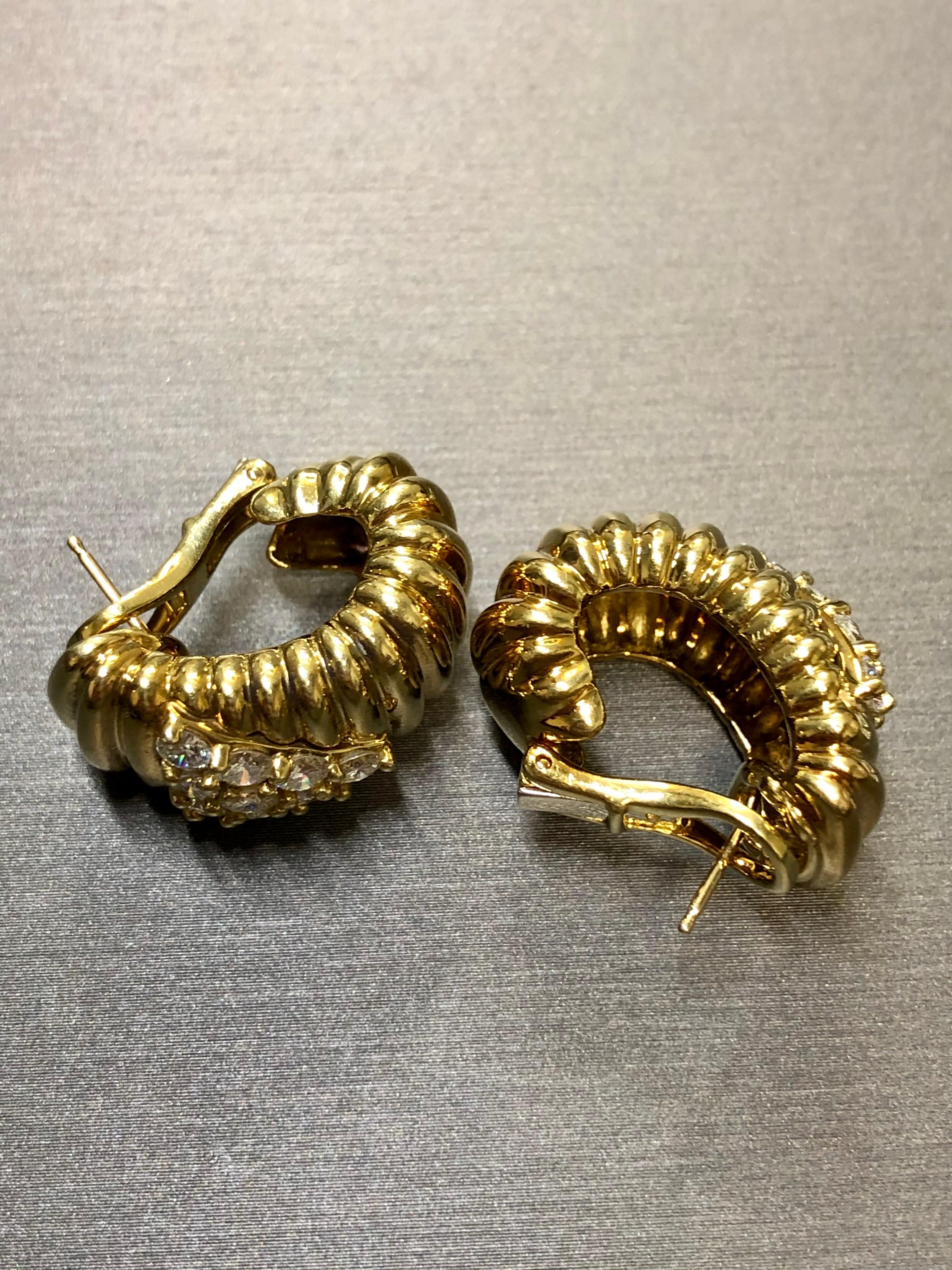 Vintage JOSE HESS Huggie-Ohrringe mit Wellenschliff und breitem Diamant Omega-Rücken 2,40ct G Vs (Rundschliff) im Angebot