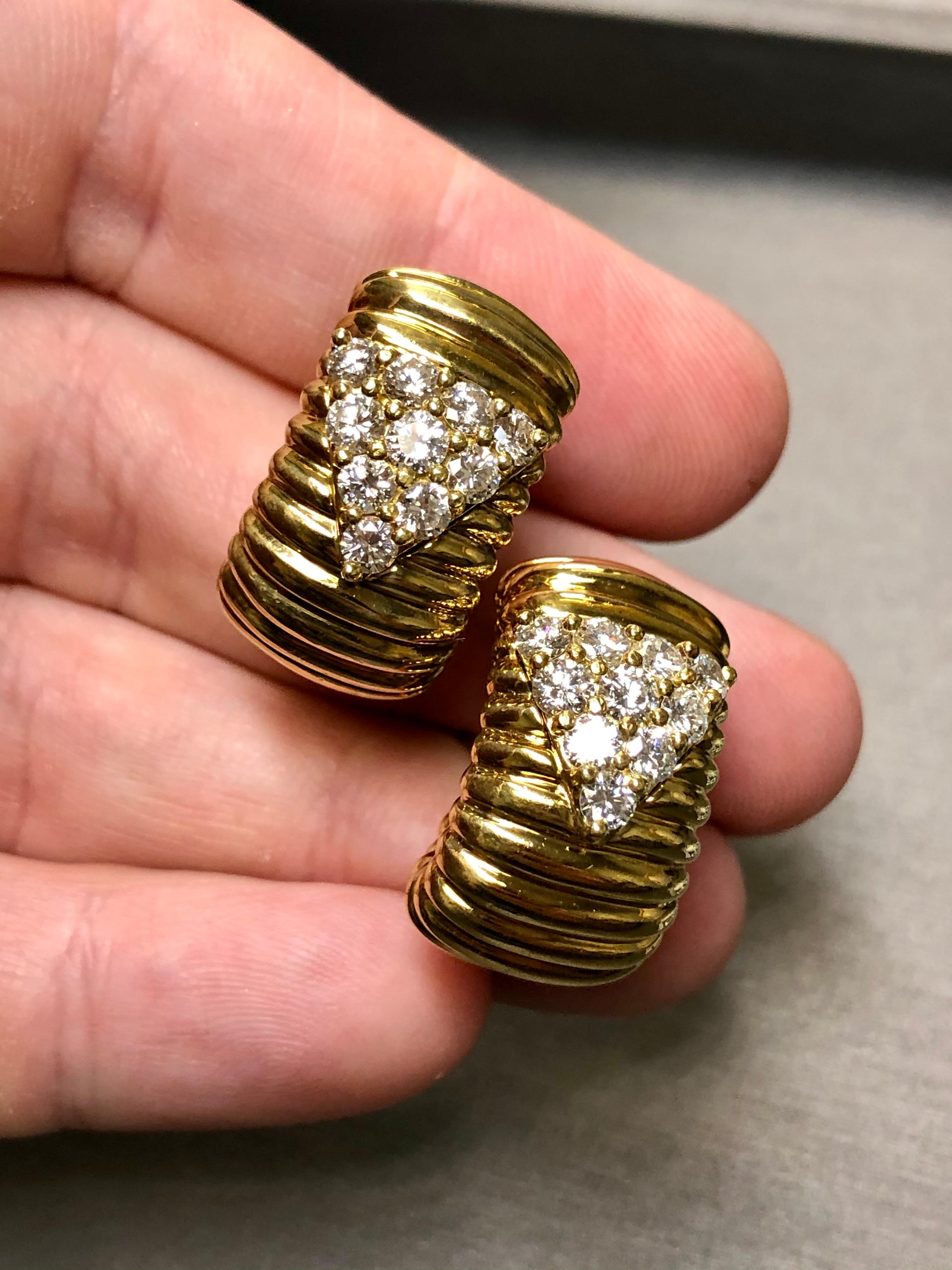 JOSE HESS Boucles d'oreilles Huggie festonnées larges diamants Omega dos 2,40 carats G Vs Pour femmes en vente