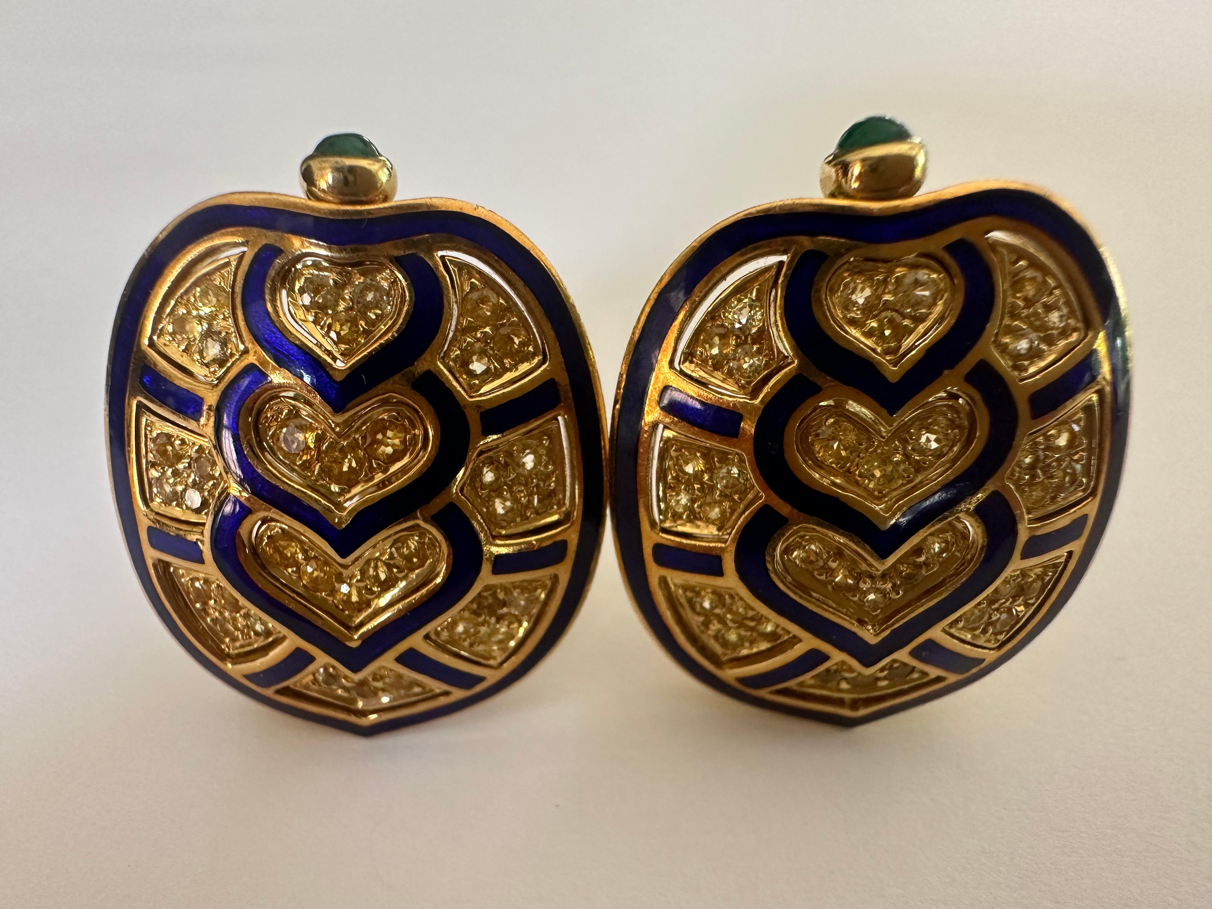 Ces boucles d'oreilles Judith Lieber sont ornées d'un cabochon d'émeraude verte, de soixante-dix saphirs jaunes ronds et d'émail bleu. Sertie en or jaune 18 carats. 