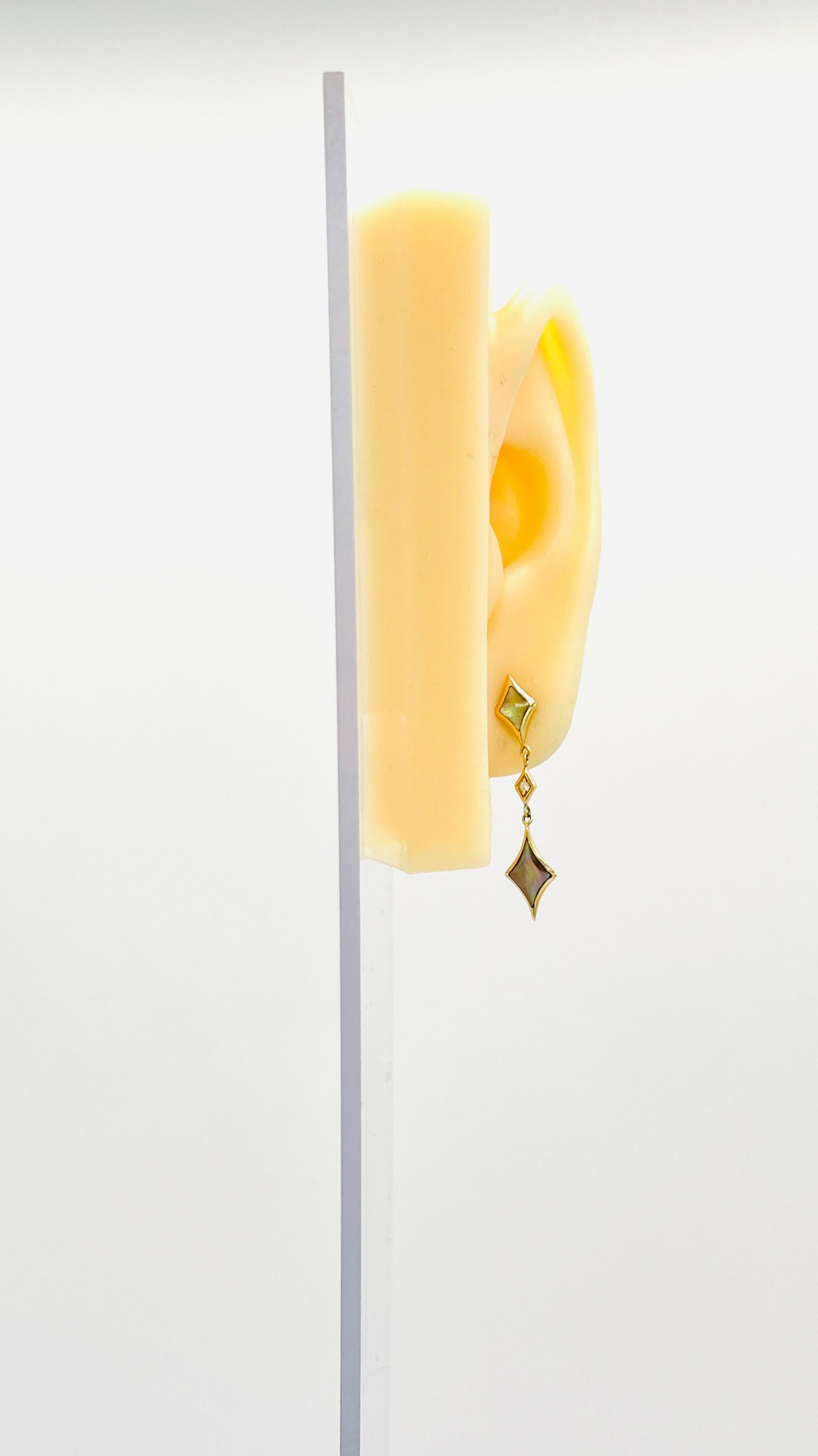 Bellissimi orecchini pendenti Kabana di proprietà con madreperla e diamanti bianchi tondi da 0,02 ct.  Impostazione di spinta all'indietro.  Disponibile in ostrica spiney arancione con oro giallo e madreperla nera anche in oro bianco.
