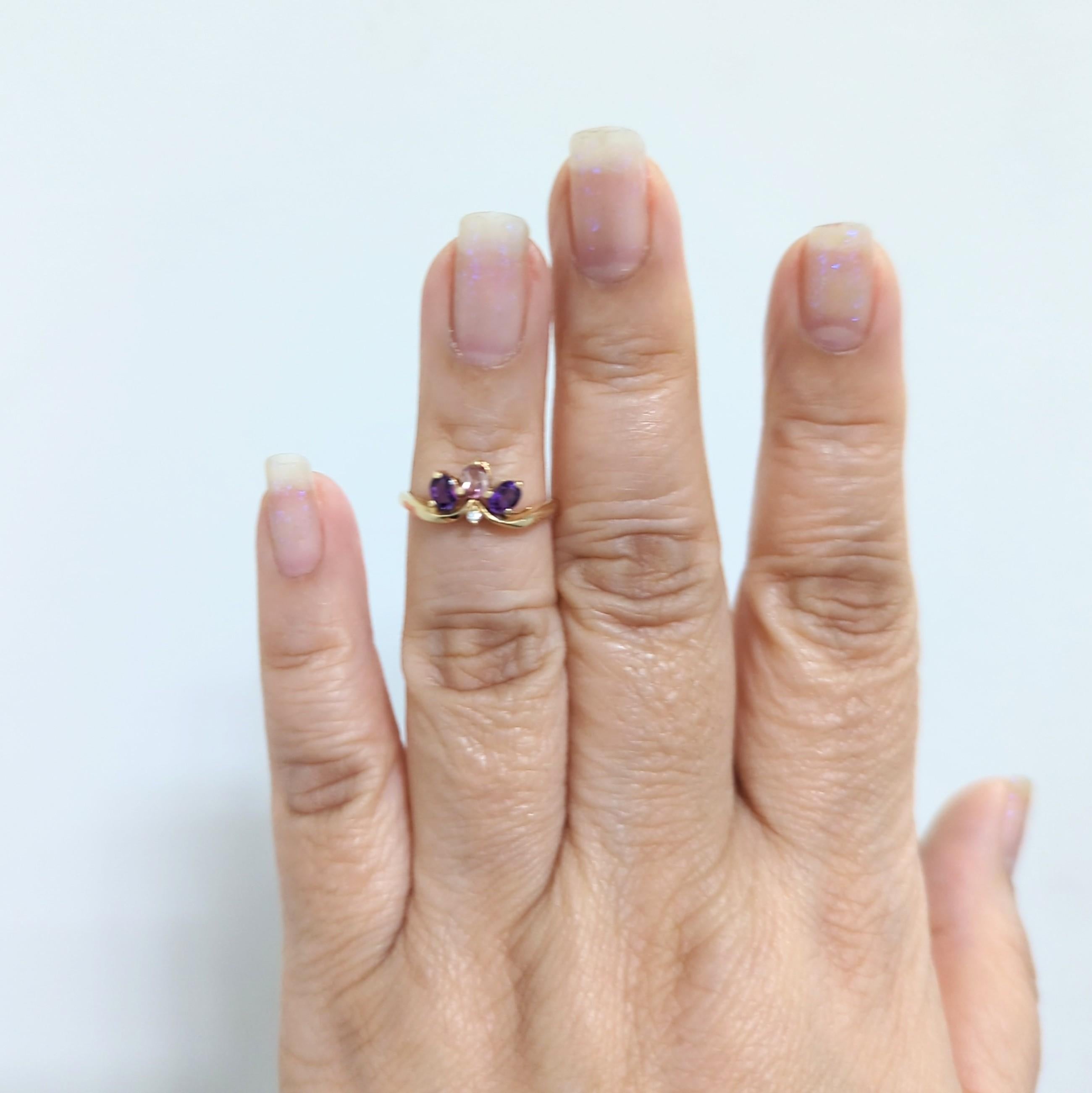 Schöner Kabana Ring mit zwei lila Steinen, einem rosa Stein und einem runden Diamanten von 0,01 Karat.  Handgefertigt in 14k Gelbgold.  Ringgröße 6.
