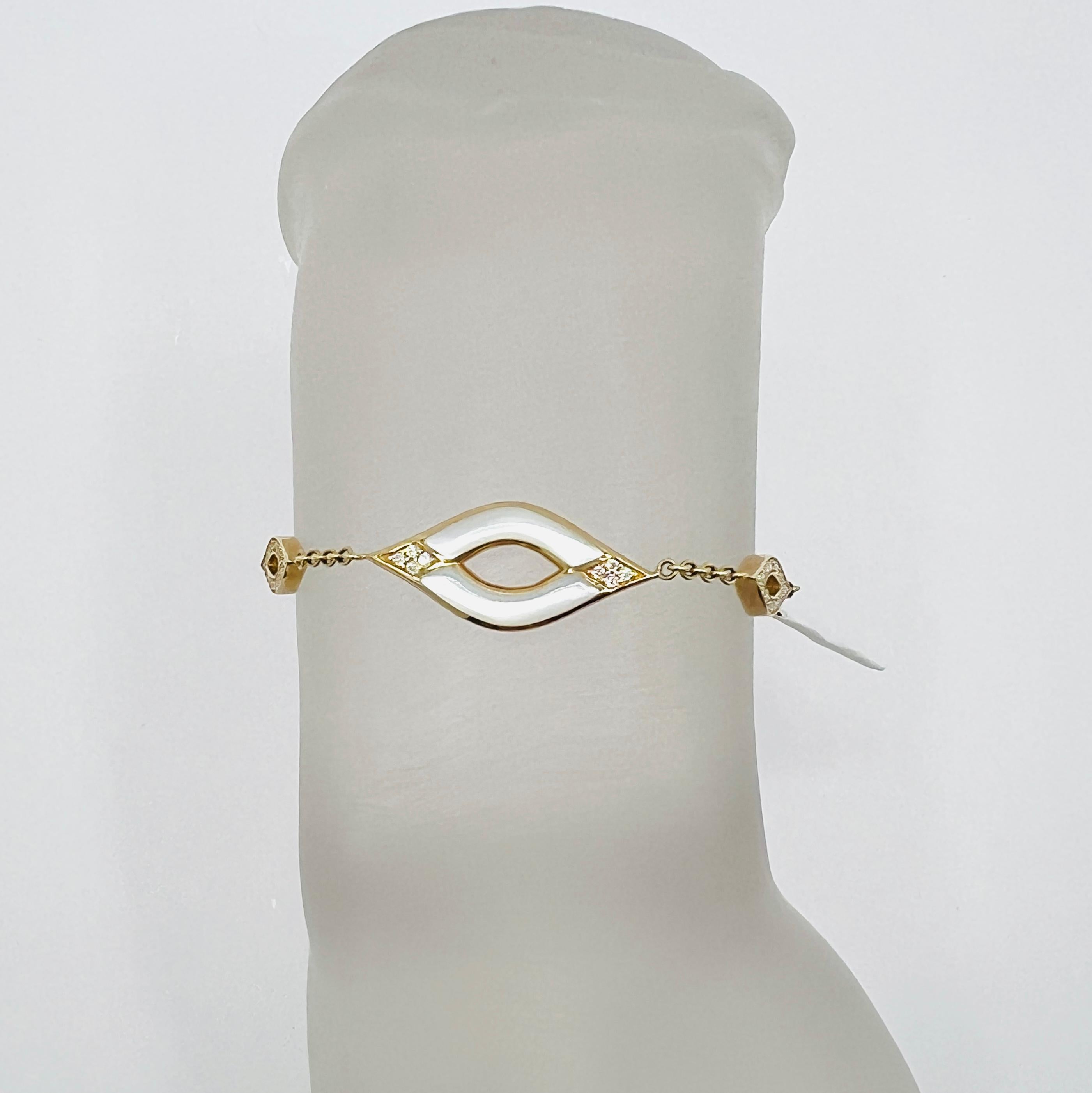 Pulsera Estate Kabana de madreperla blanca y diamantes en oro amarillo de 14k en Excelente estado para la venta en Los Angeles, CA