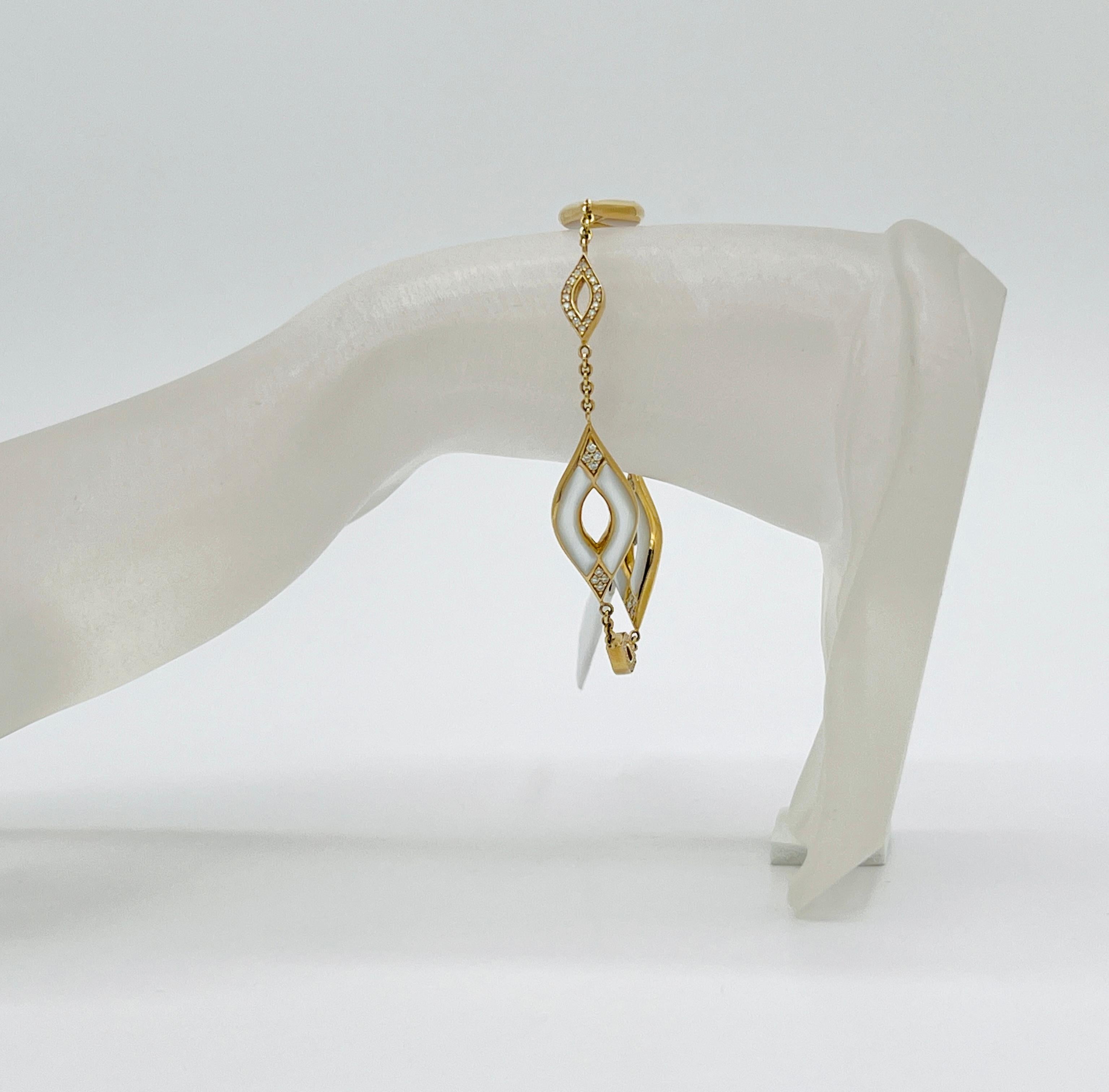 Femenino o masculino Pulsera Estate Kabana de madreperla blanca y diamantes en oro amarillo de 14k en venta