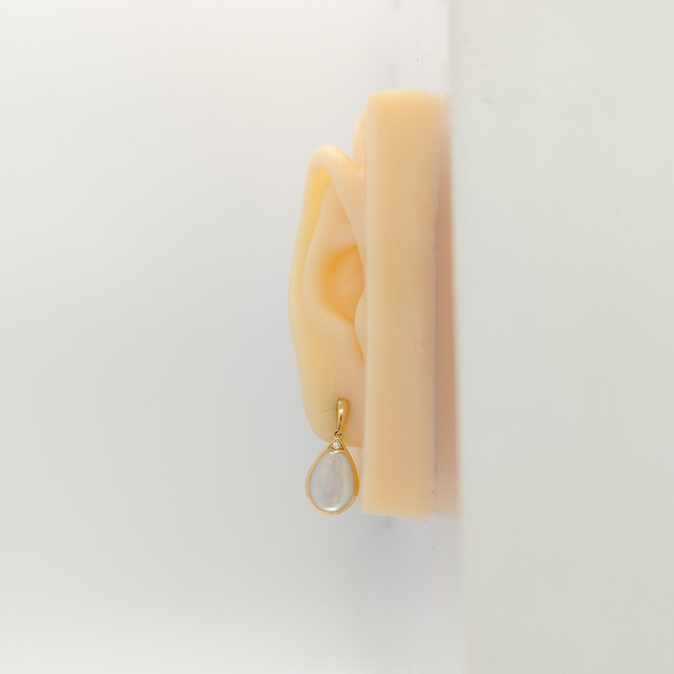 Wunderschönes weißes Perlmutt und runde weiße Diamanten von 0,02 Karat in diesen Kabana Ohrhängern.  Handgefertigt in 14k Gelbgold.