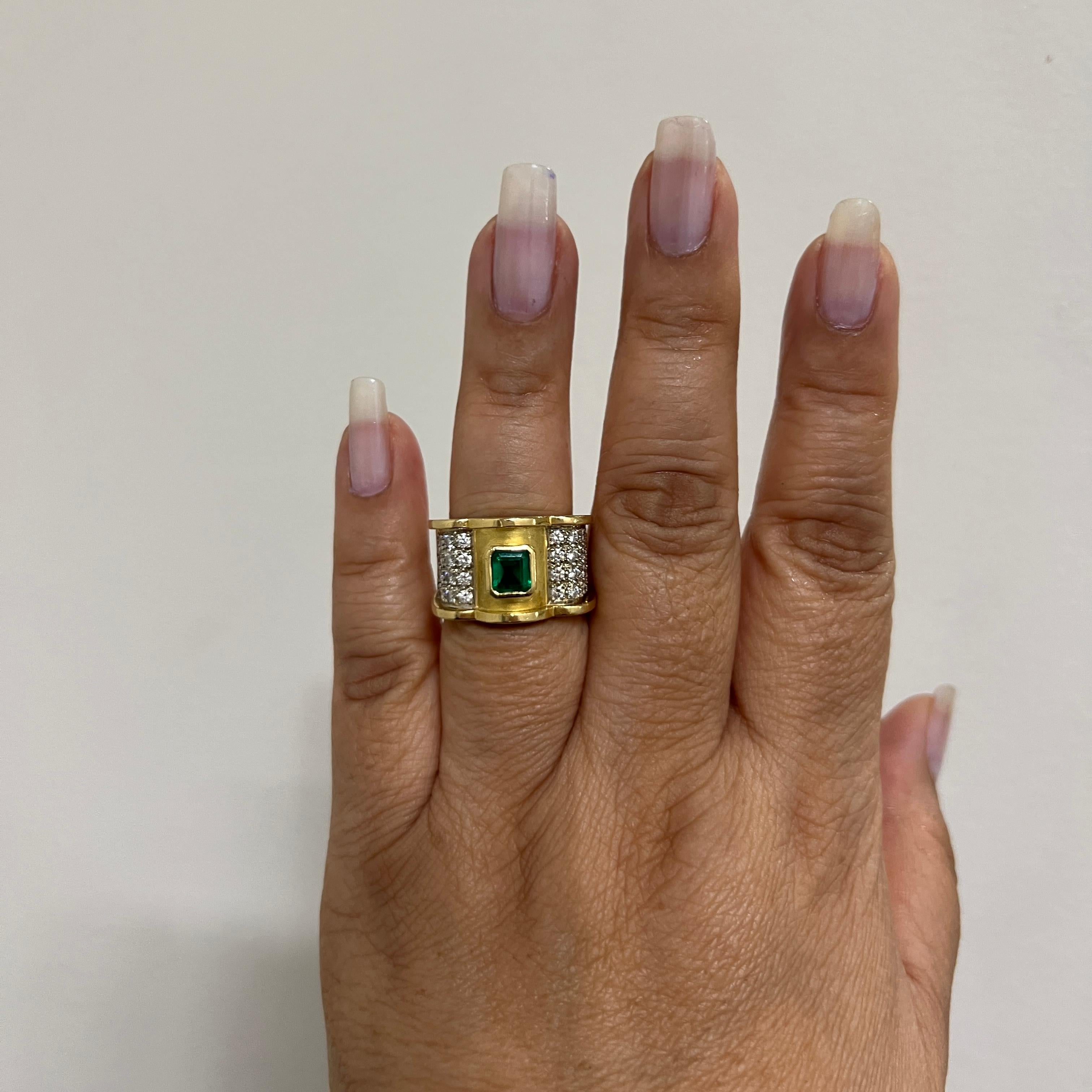 Gorgeous Estate Karl Stittgen gute Qualität Smaragd Smaragd geschnitten mit guter Qualität weißer Diamanten Runden.  Handgefertigt in 18k Gelbgold.  Ringgröße 7,25.