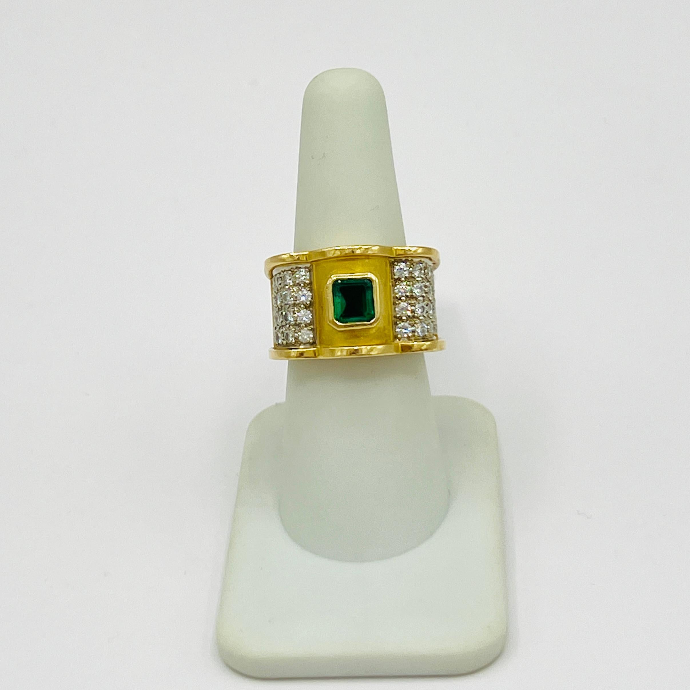 Nachlass Karl Stittgen Smaragd- und weißer Diamantring aus 18 Karat Gelbgold im Zustand „Neu“ in Los Angeles, CA