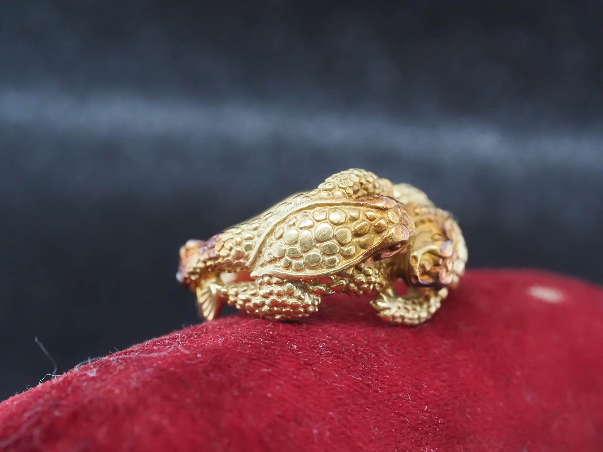 Estate Kieselstein-Cord Gold Double Frog 18K Yellow Gold Ring - VHK#996

Item Details:
Year: 1980s
Ring Size: 9 (Sizable)
Metal Type: 18K Yellow Gold [Hallmarked, and Tested]
Weight: 13.5 grams

Band Width: 6.1mm
Condition: Excellent