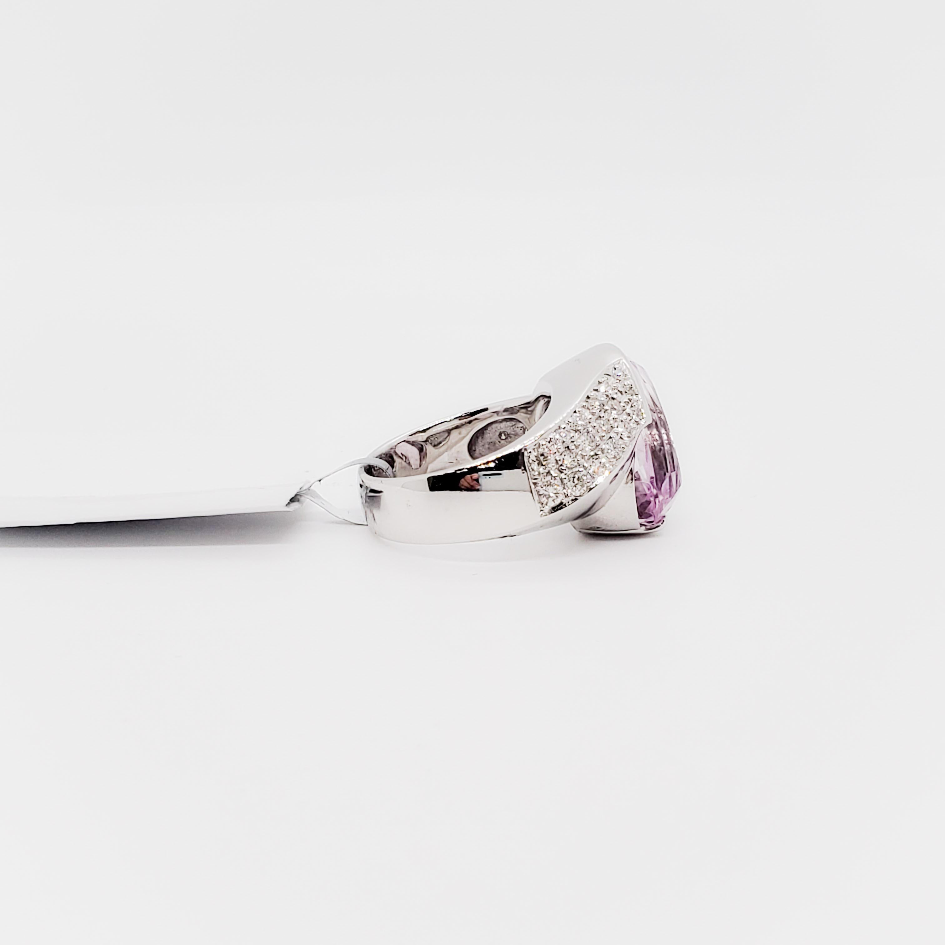  Kunzite Oval and White Diamond Cocktail Ring in 18 Karat White Gold In New Condition For Sale In Los Angeles, CA