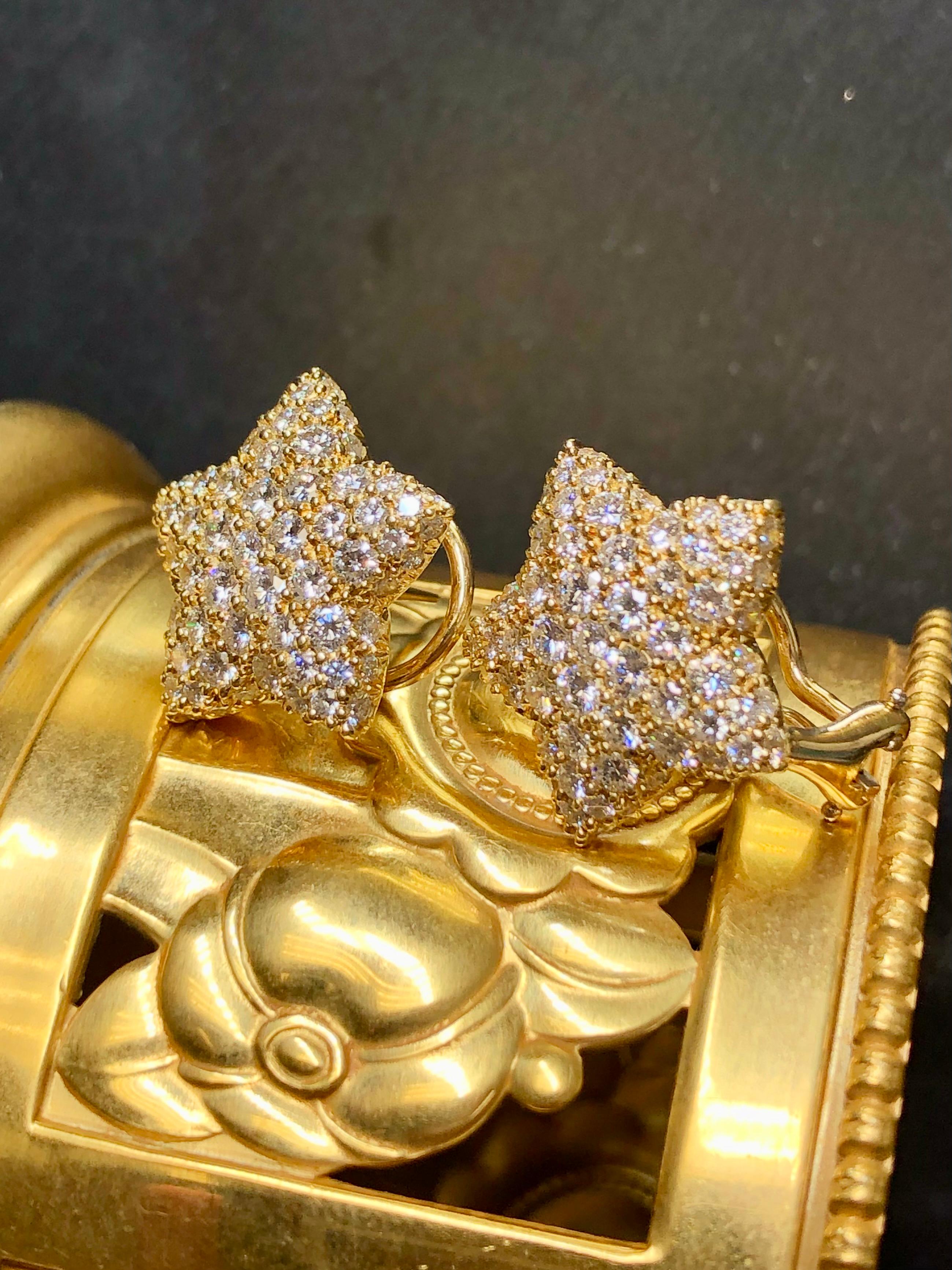 Contemporary Estate KURT WAYNE 18K Pave Diamond Star Huggie Earrings 5cttw F Vs For Sale
