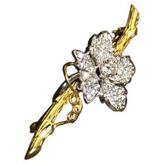 Alfiler broche KWIAT 18K con flor de diamantes sobre rama texturizada  Número de serie