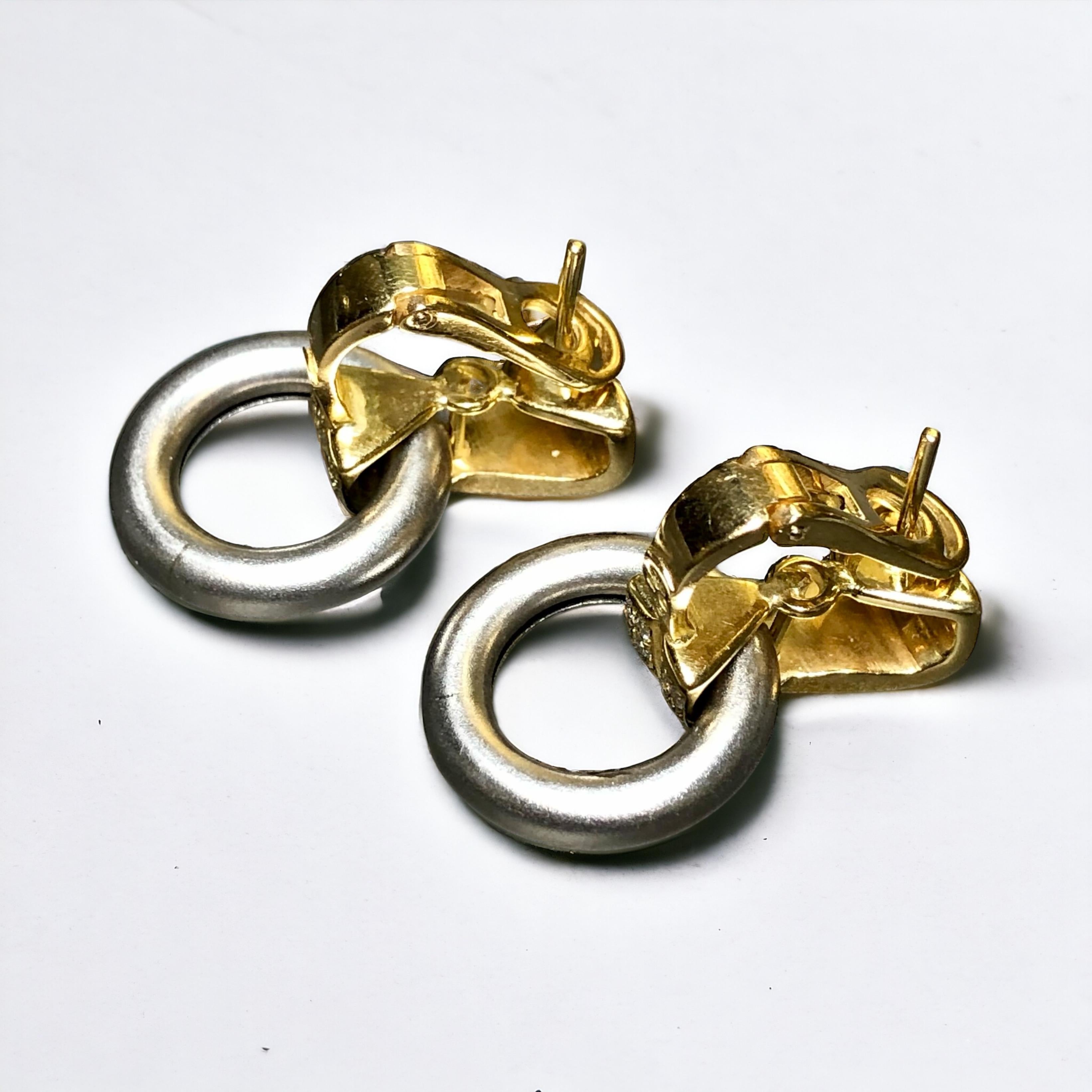 Estate LA PEPITA Diamant 18K Gelb- & Graugold X O Bold Italienische Tropfenohrringe (Rundschliff) im Angebot