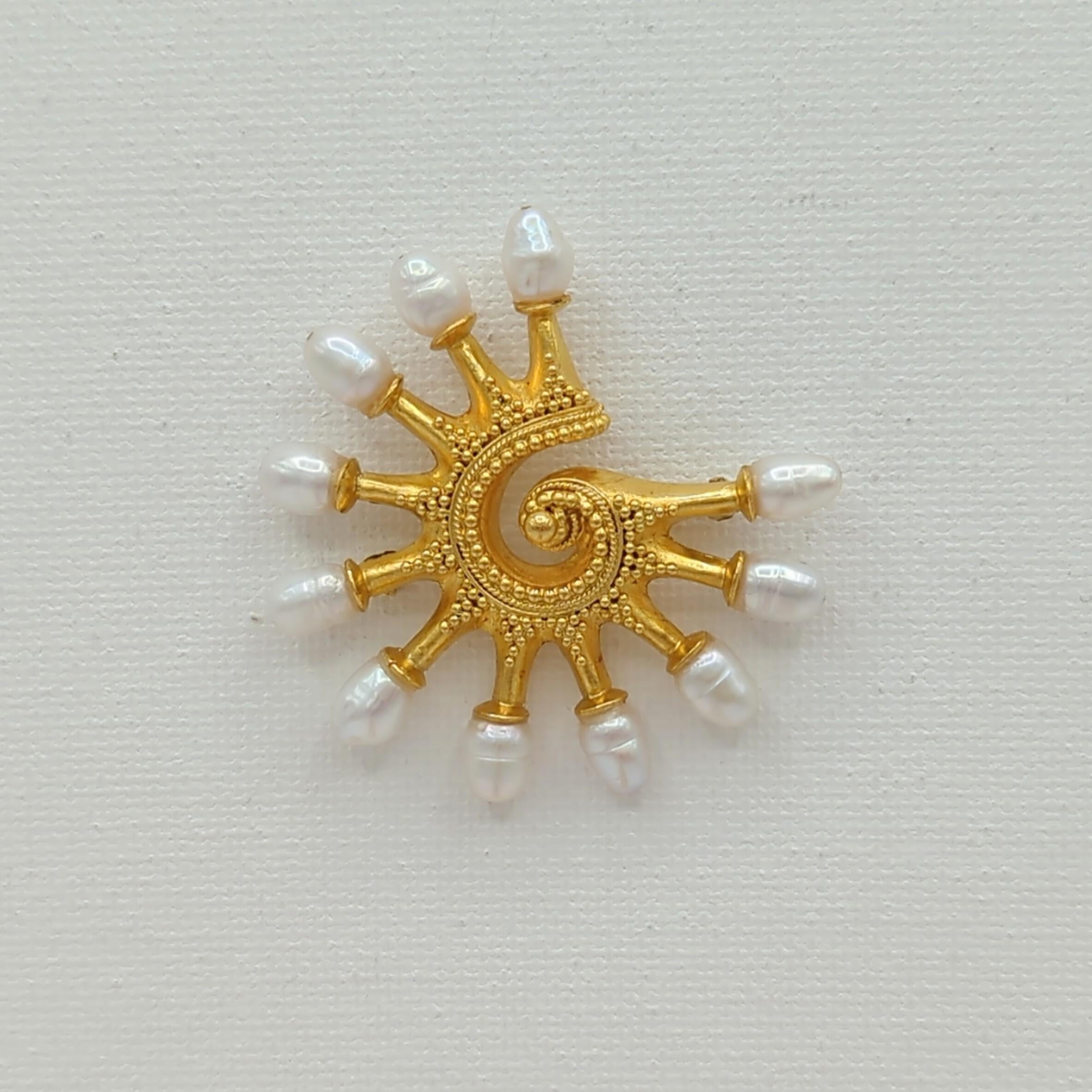Estate Lalaounis Shell Pearl Pin in 18K Yellow Gold In Excellent Condition For Sale In Los Angeles, CA