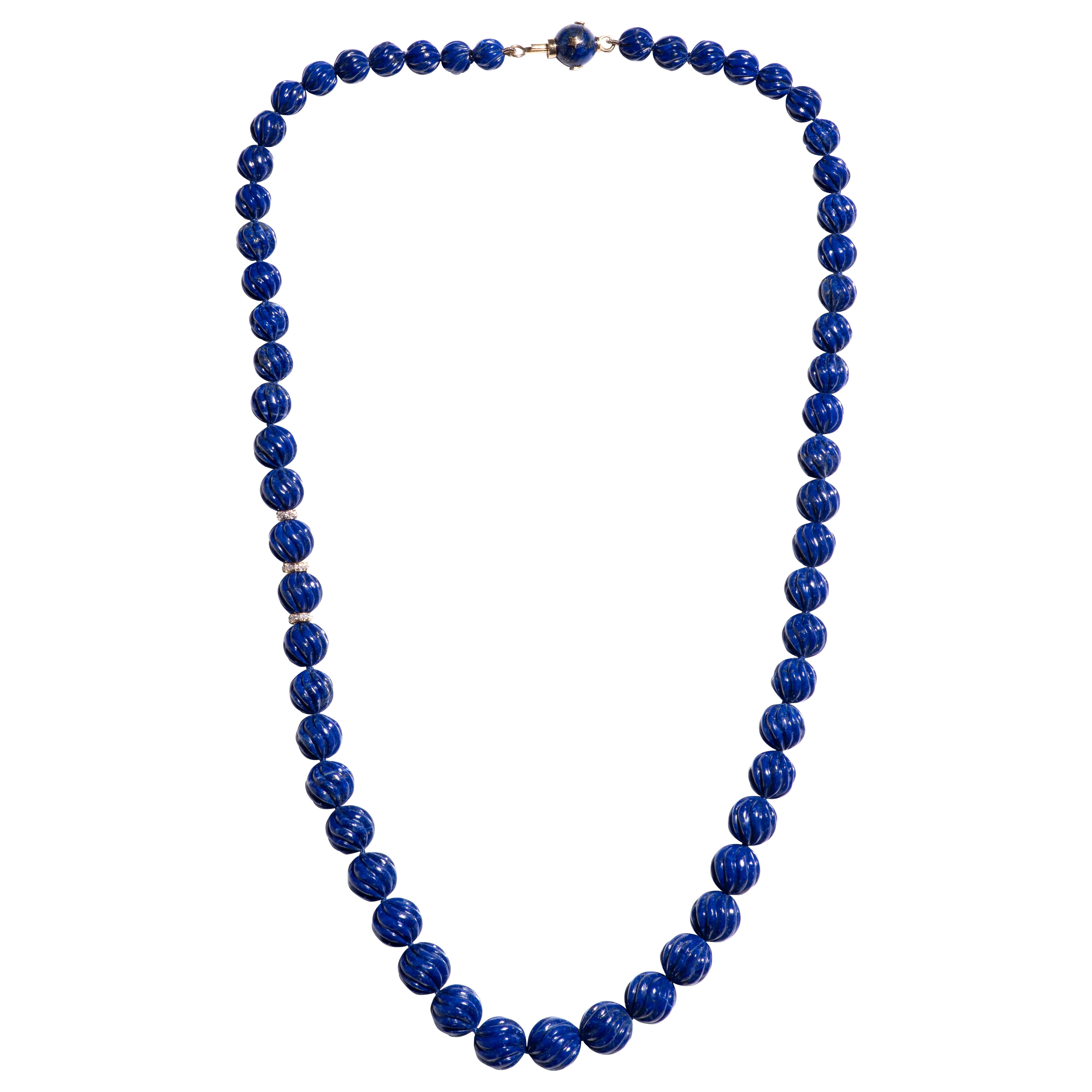 Una regale collana di Lapislazzuli blu reale gigante di 22 pollici con un Lapis estremamente raro e della migliore qualità, di dimensioni eccezionali, con una forma e un colore incantevoli e rari. Le perline sono intagliate a mano con un motivo a