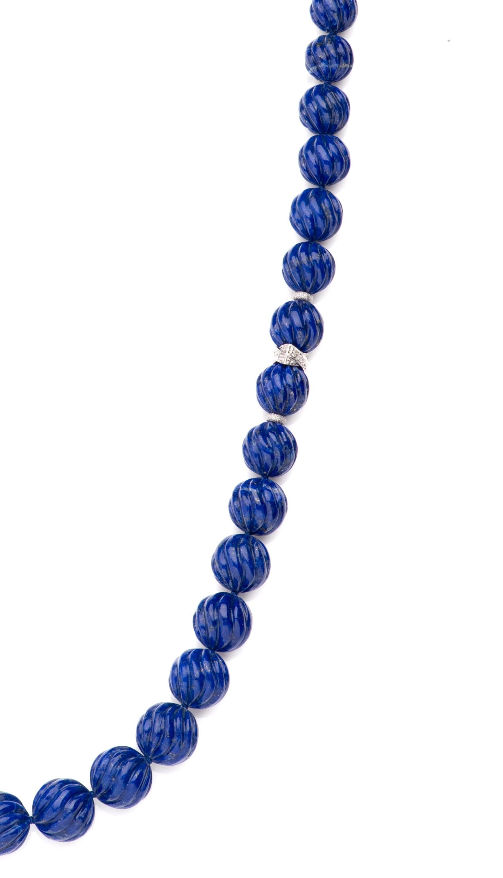 Eine königliche 22 Zoll riesige königsblaue Lapis Lazuli Halskette mit extrem seltenen und feinsten Qualität Lapis in einer außergewöhnlichen großen Größe, Chape und sehr seltene bezaubernde Farbe. Die Perlen sind handgeschnitzt und haben ein