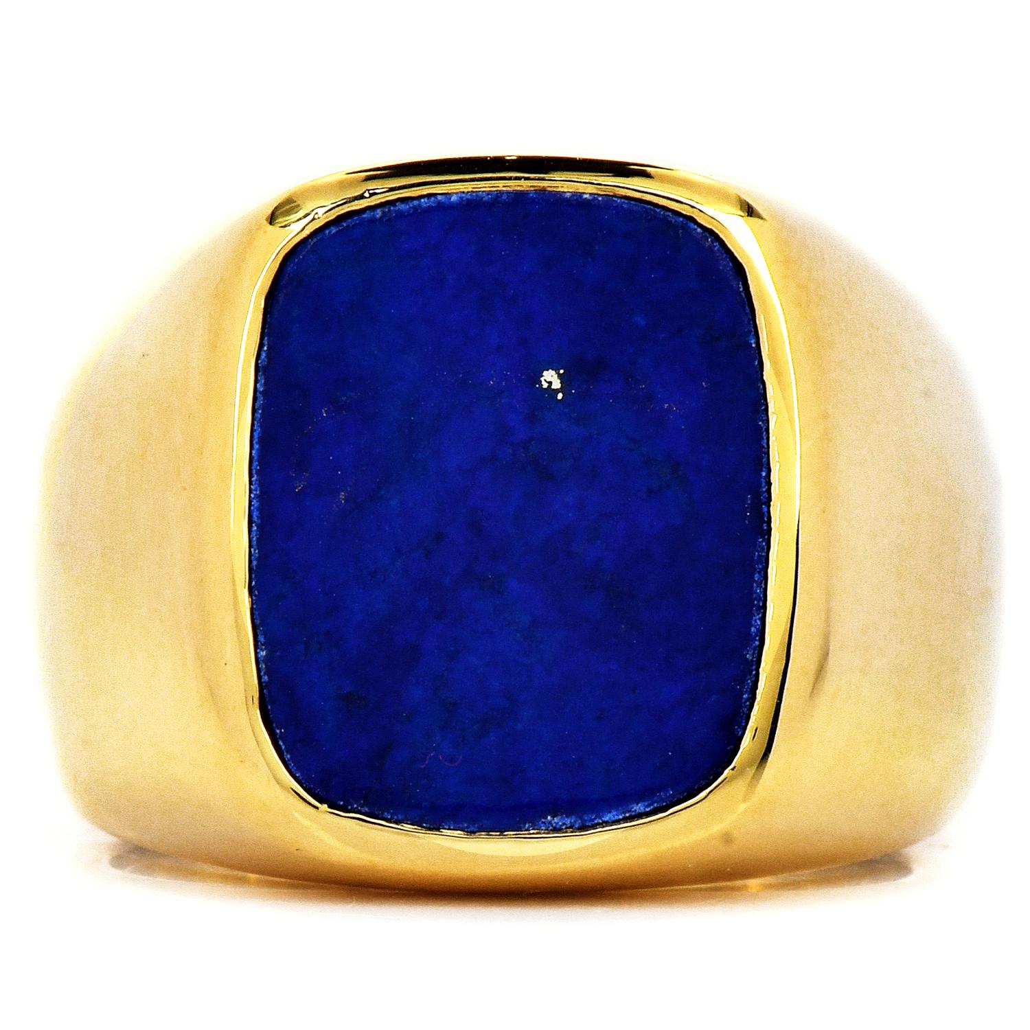 This Elegant Vintage David Webb Gentlemen's estate signet ring is the perfect gift for everyday wearing.

It can be personalized with a side signature or logo stamp.

Crafted in solid 18K yellow gold with a highly polished mirror-like