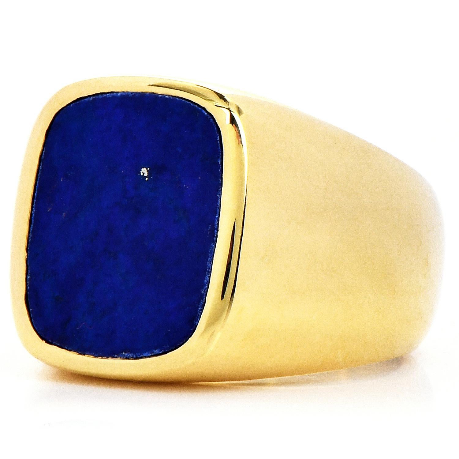 Rétro David Webb, années 1970  Bague chevalière pour homme en or jaune 18 carats Lapiz Lazuli en vente