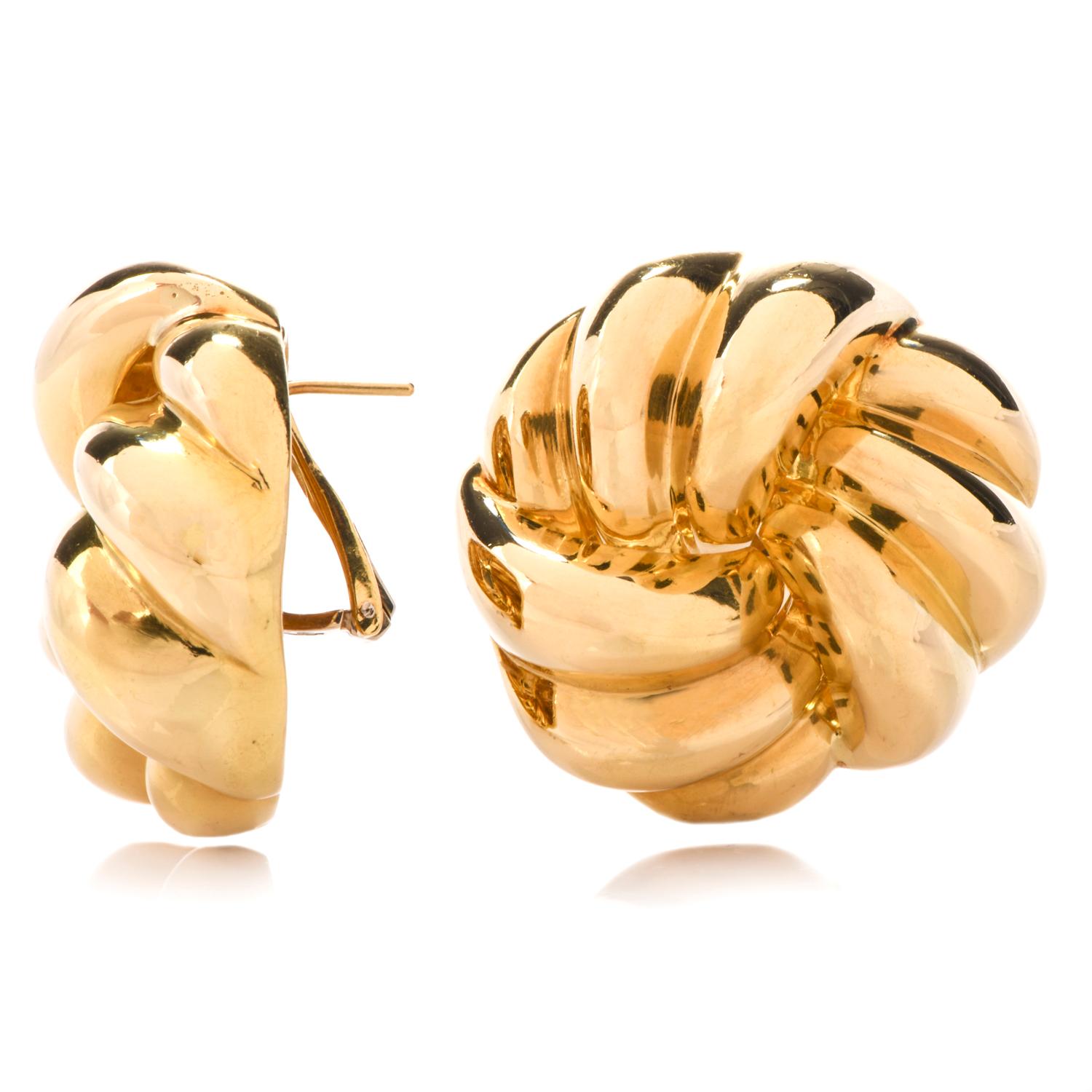 Make a Powerful Statement with these very bright, 

high polished Italian Love Knot earrings.

Cast in 27.3 grams of 18K gold, these earrings feature a

bright finished 3 strand Love Knot.

Measure appx. 35 x 35mm.

Secure with a post and clip