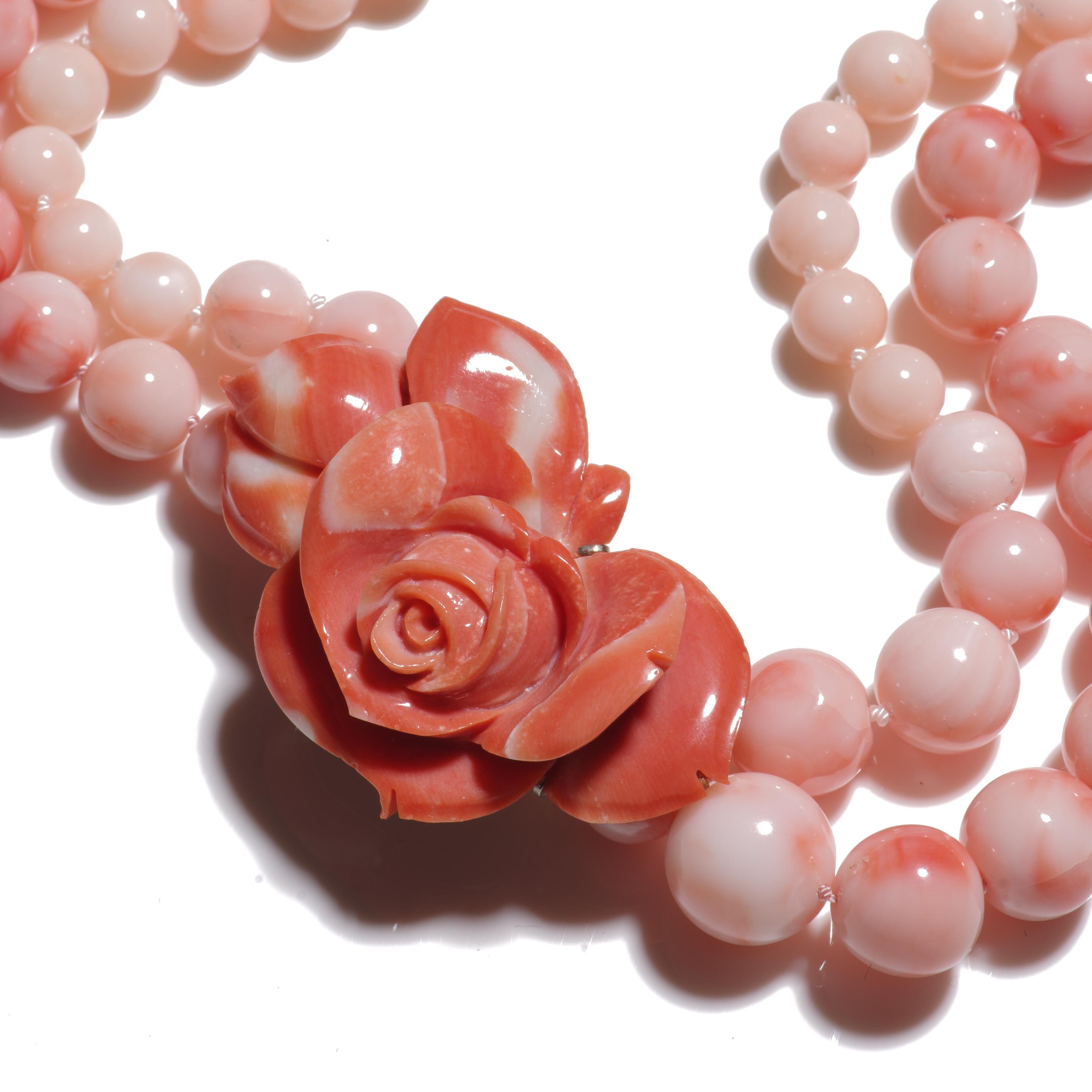 Couvrez-vous de rose avec cet audacieux collier en corail composé de perles de corail rose blush de grande taille avec un motif marbré de rêve. Les perles rondes polies sont minutieusement choisies à la main et leur taille est graduée de 8 à 12 mm.