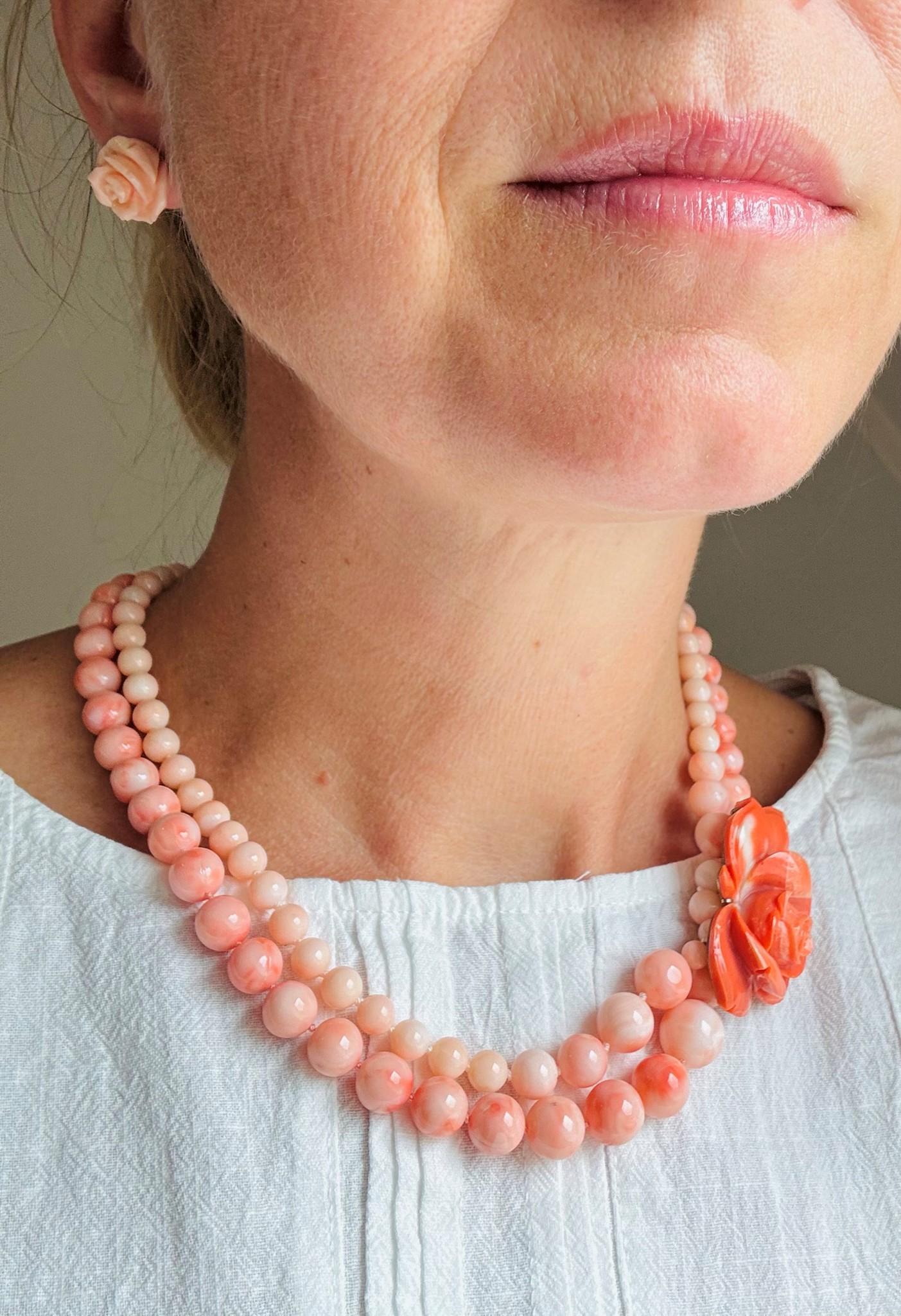 Hüllen Sie sich in Rosa mit dieser gewagten Korallenkette aus großen, rosafarbenen Korallenperlen mit einem verträumten Marmormuster. Die polierten runden Perlen sind sorgfältig handverlesen und in der Größe von 8-12 mm abgestuft. Die