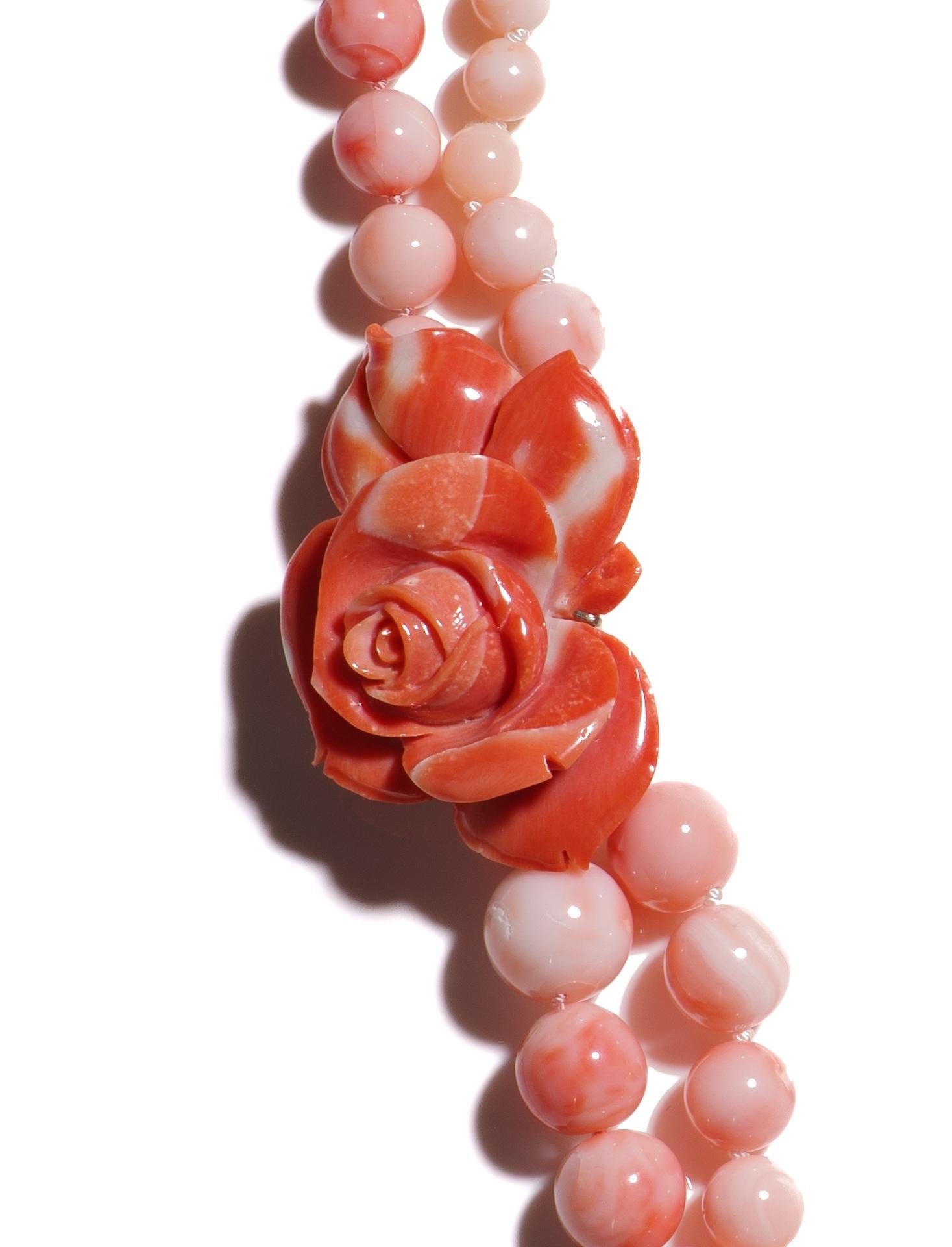 Romantique Collier de corail de 530 carats superposé en or jaune 18 carats