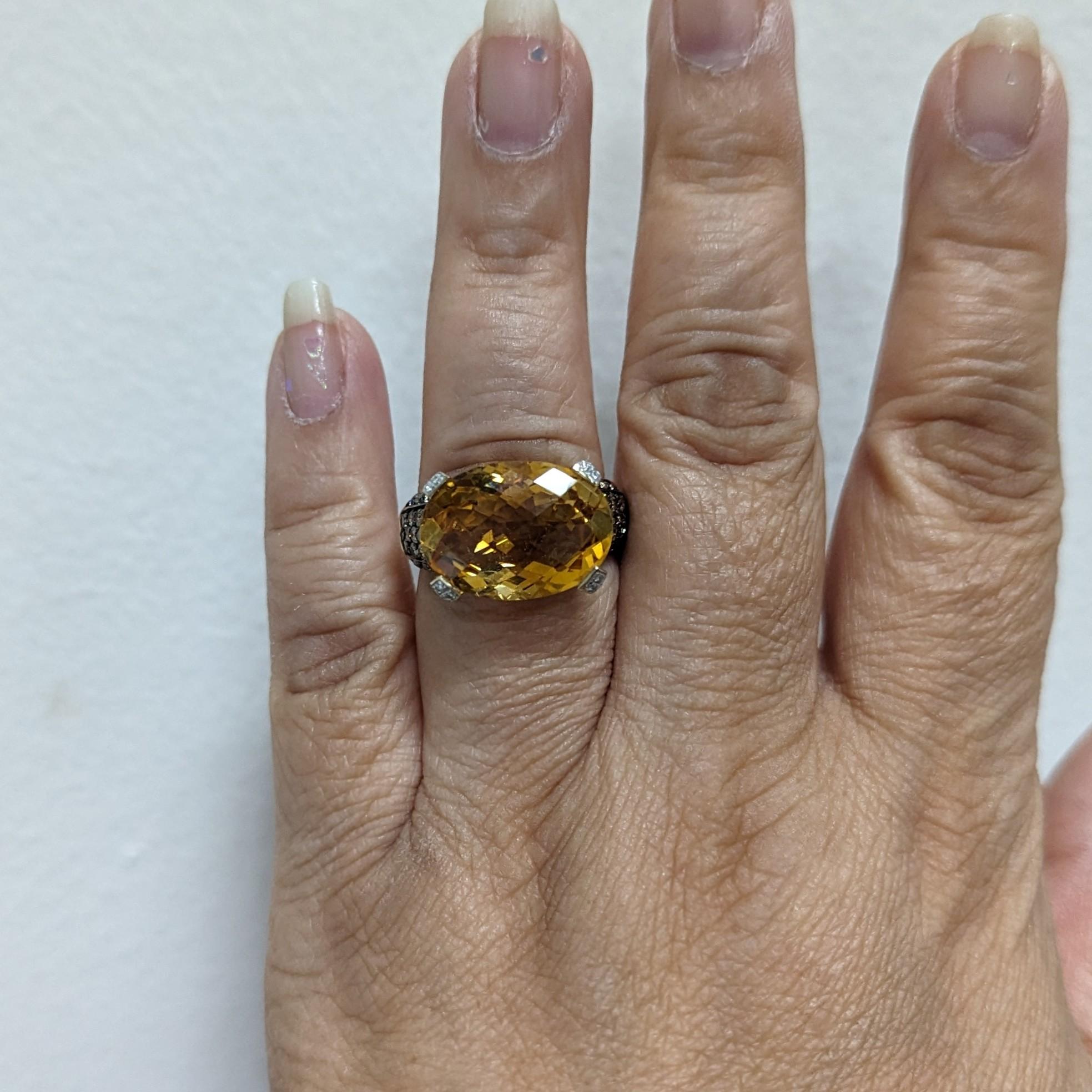 Taille ovale Bague cocktail Levian en or 14 carats, citrine blanche et diamant champagne en vente