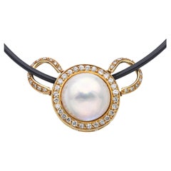 Collana con ciondolo in oro giallo 18k con perle Mabe e diamanti da 1,08tcw di proprietà